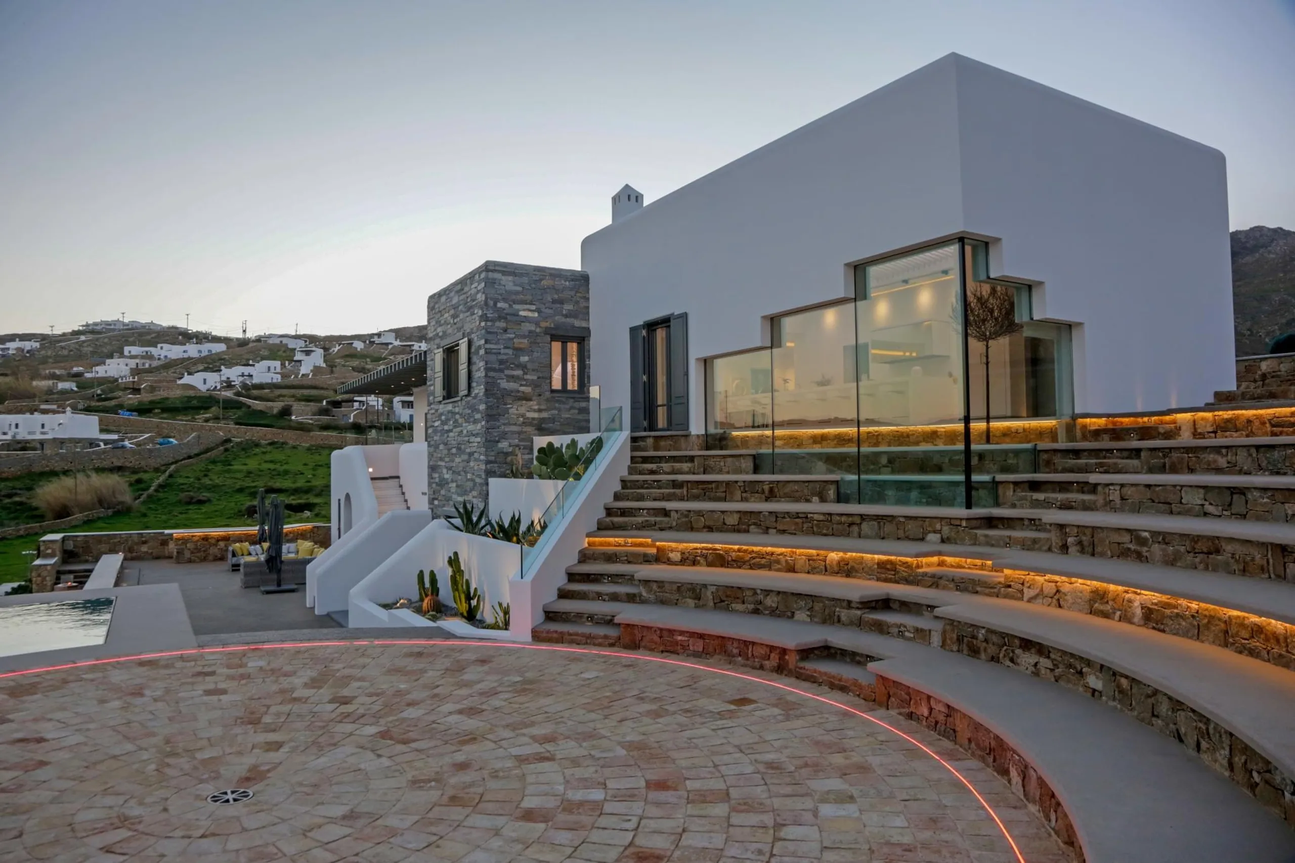 Invigorating Mykonos Retreat with Gorgeous Views — photograph 2