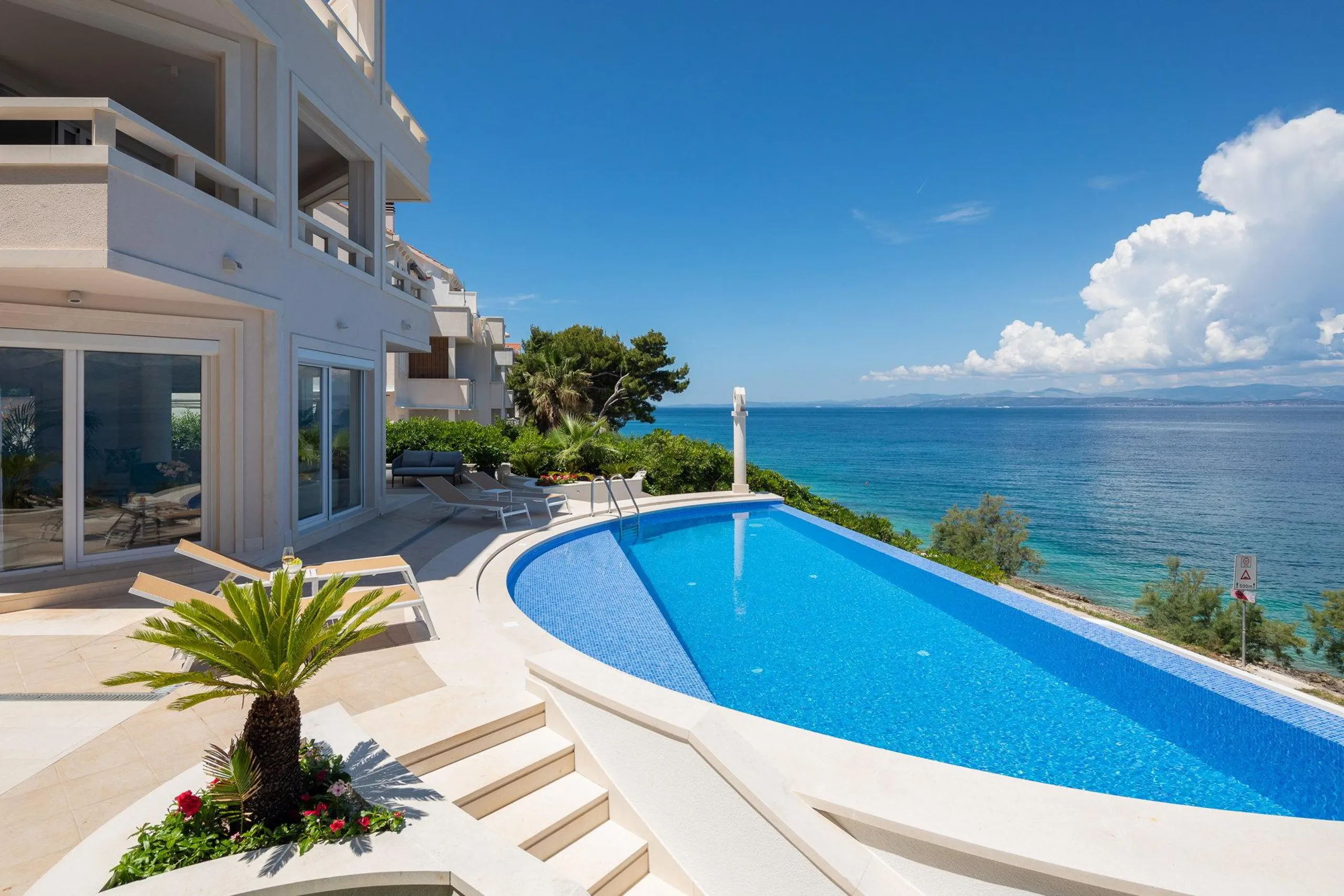 Magnificent Beachfront Villa with Infinity Pool on Brac Island — photograph 8