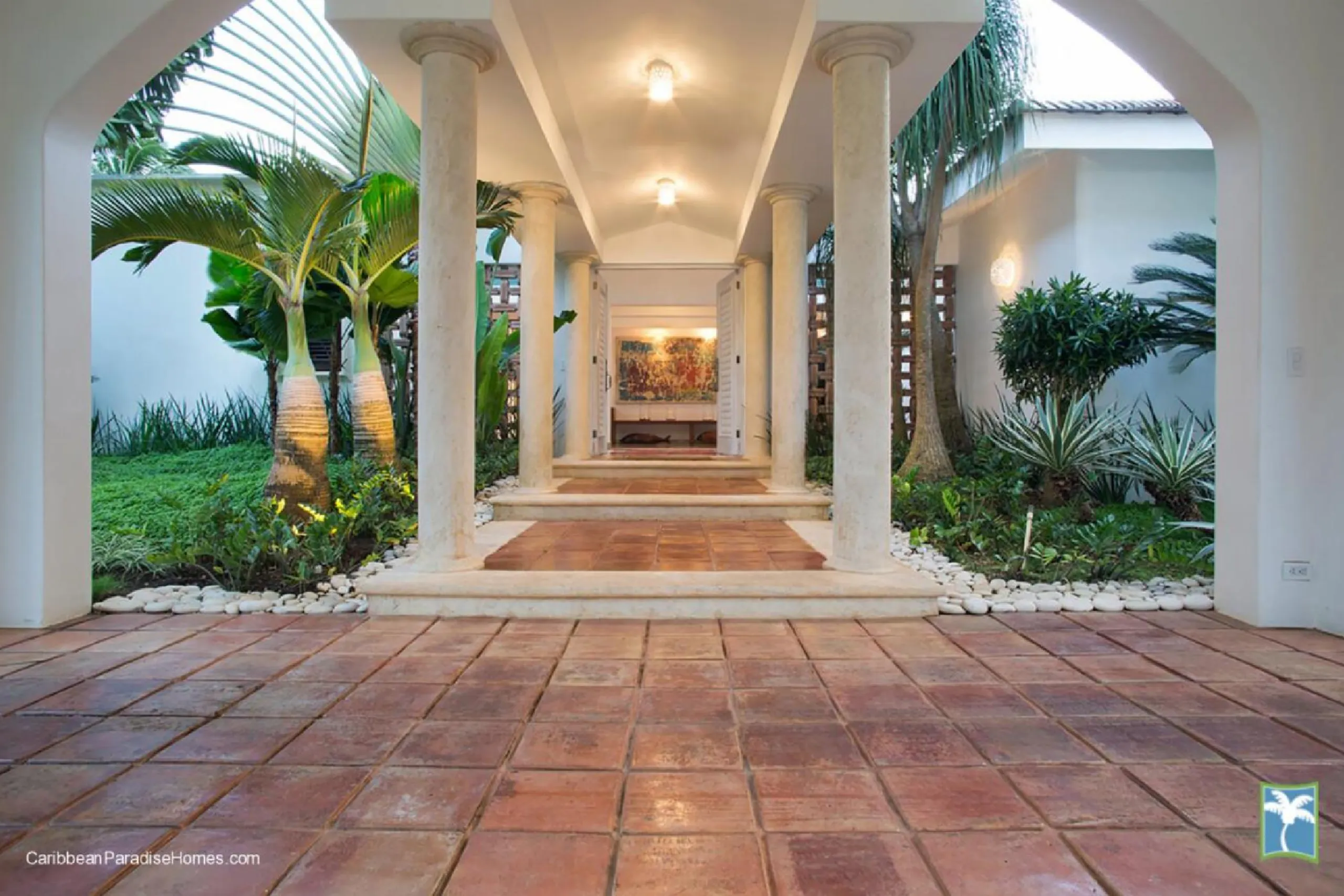 Majestic Oceanfront Villa with Private Pool and Fitness Room — photograph 4