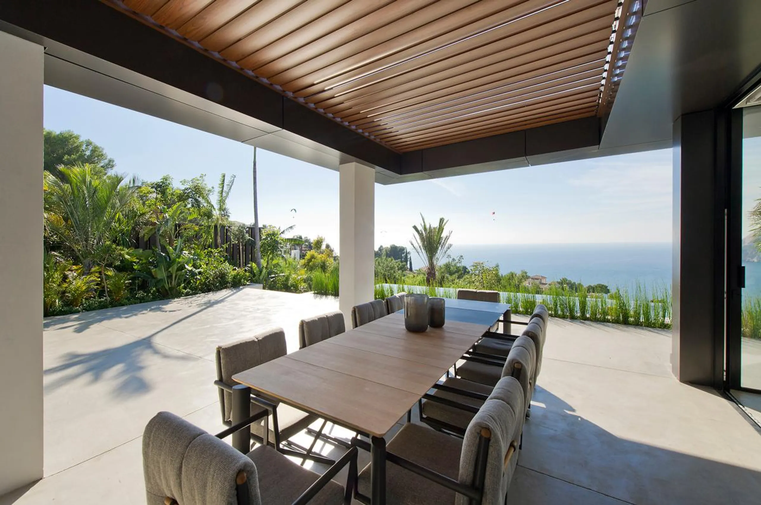 Resplendent Villa with Pool and 180 Degree Bay Views — photograph 9