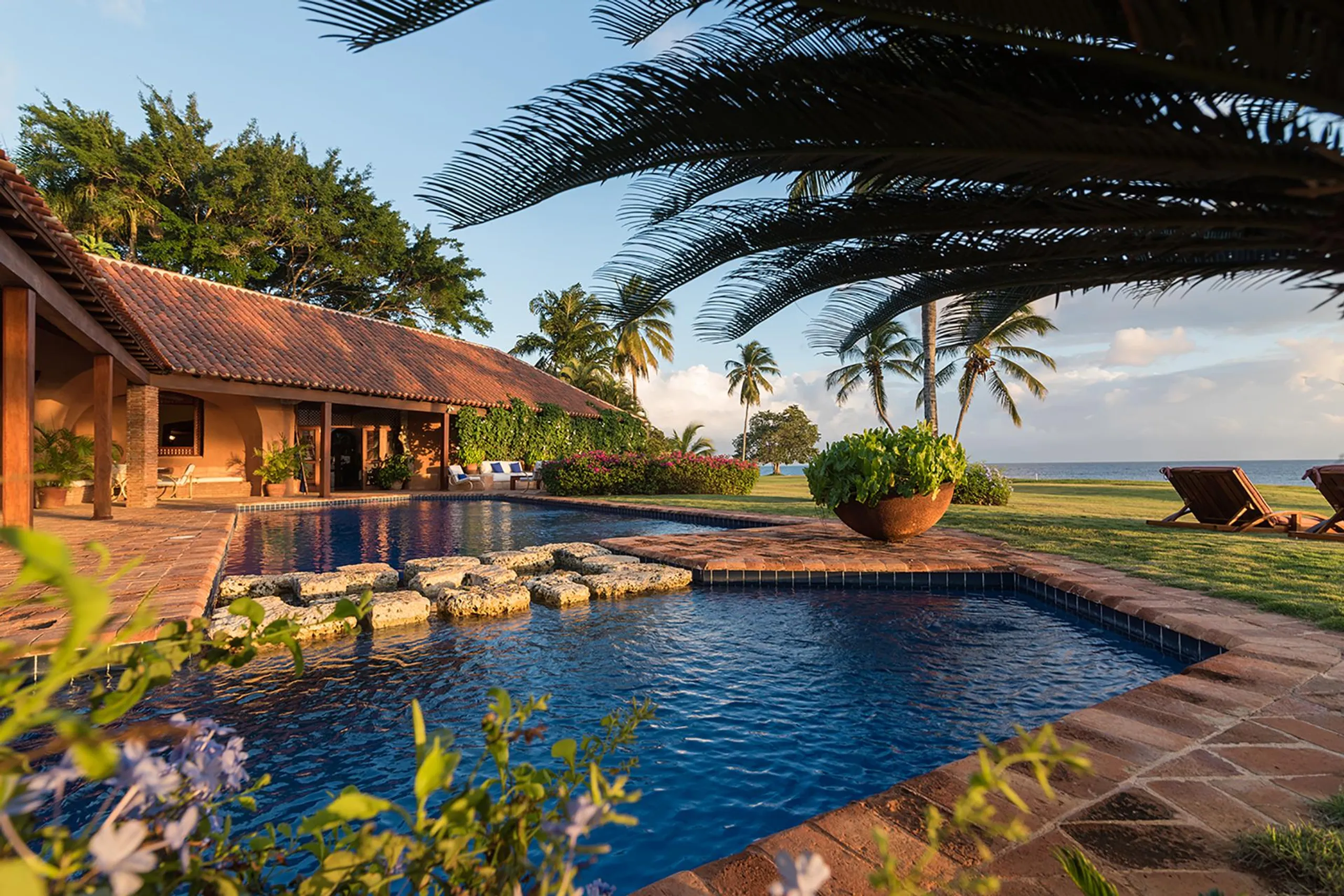 Statuesque Caribbean Getaway with Artistic Exterior and Lovely Sea Views — photograph 3