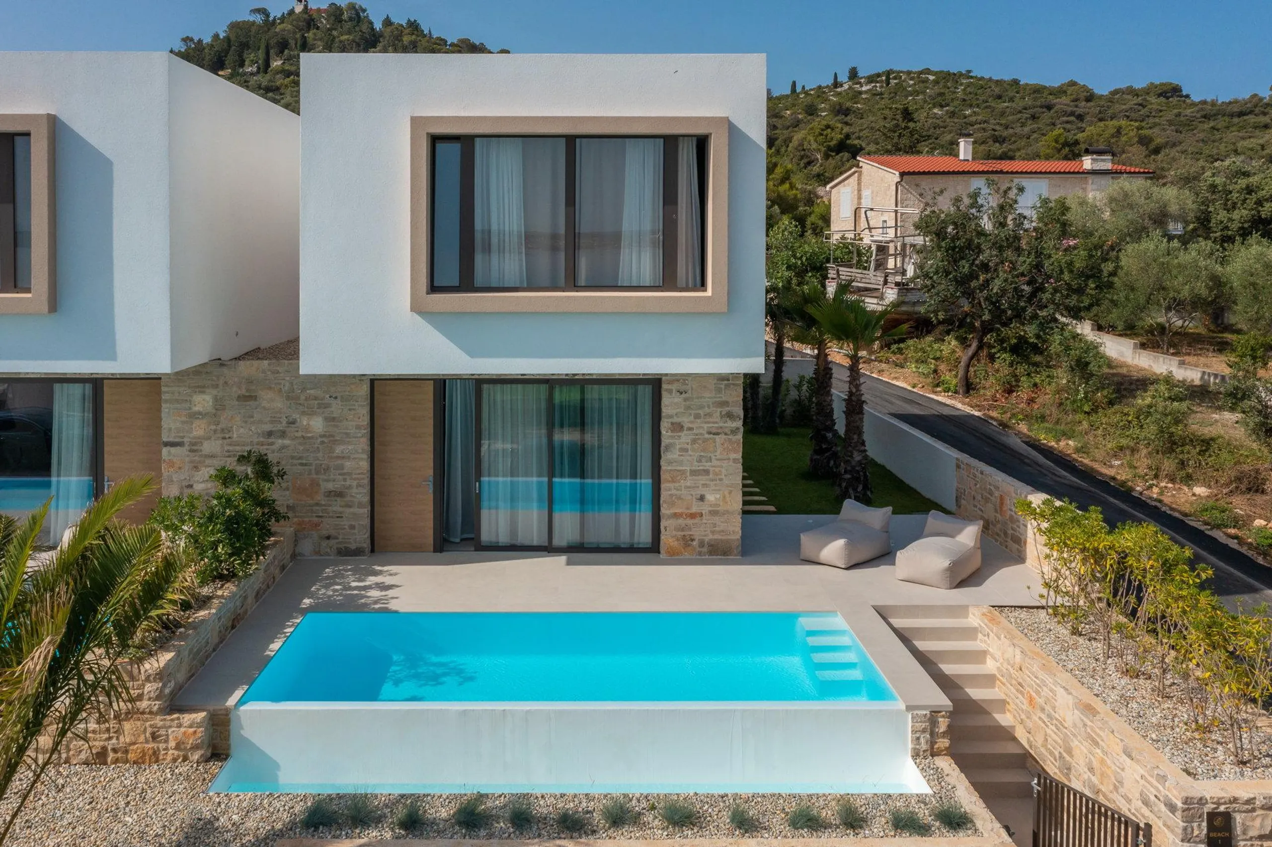 Stately 6BR Villa with Pool and Crystal Sea Nearby — photograph 10