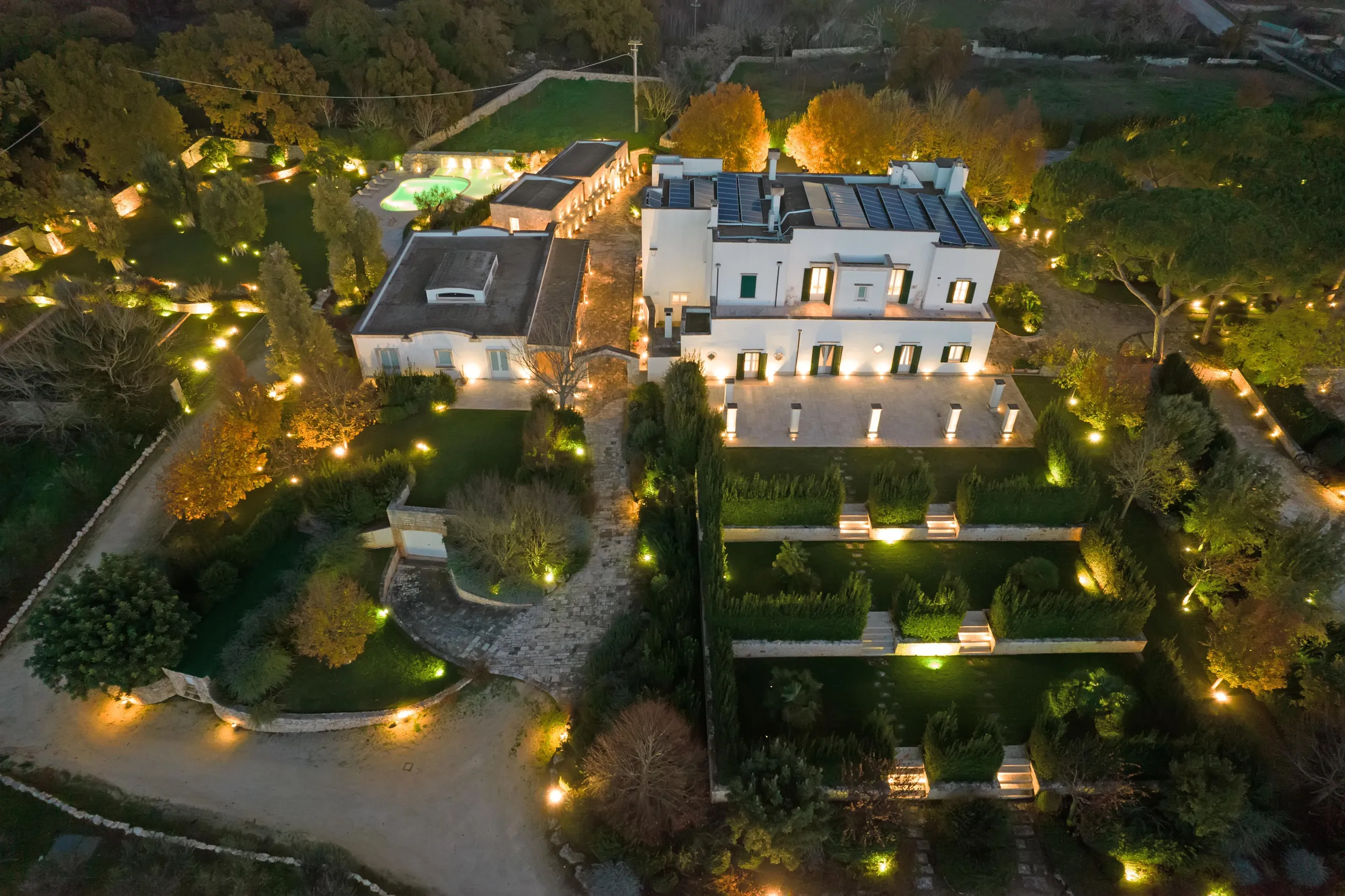 Majestic Apulia Estate with Gorgeous Pool and Exhilarating Views — photograph 11
