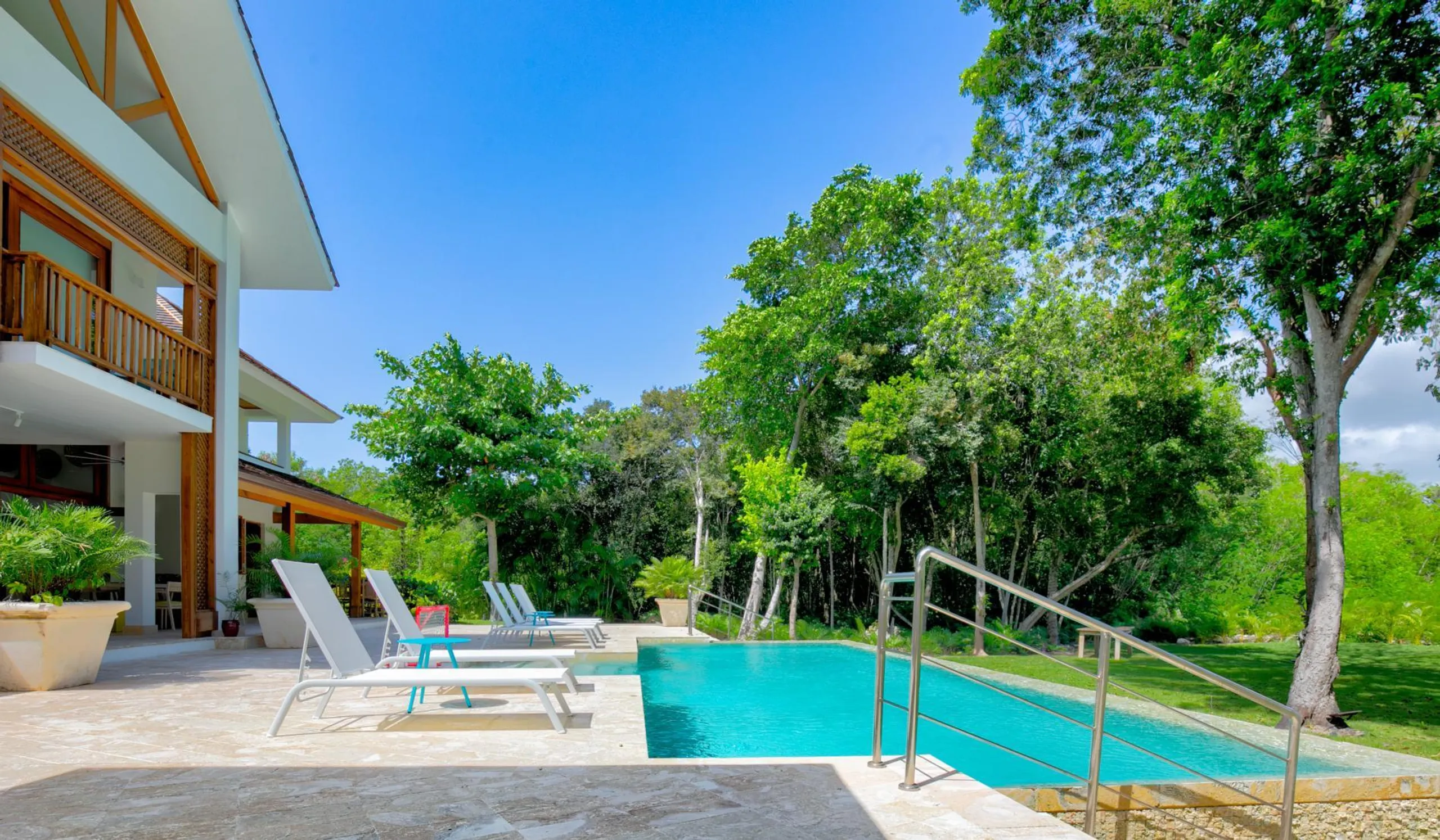 Idyllic Villa with Private Pool Surrounded by Golf Courses and Lush Green Meadows — photograph 6