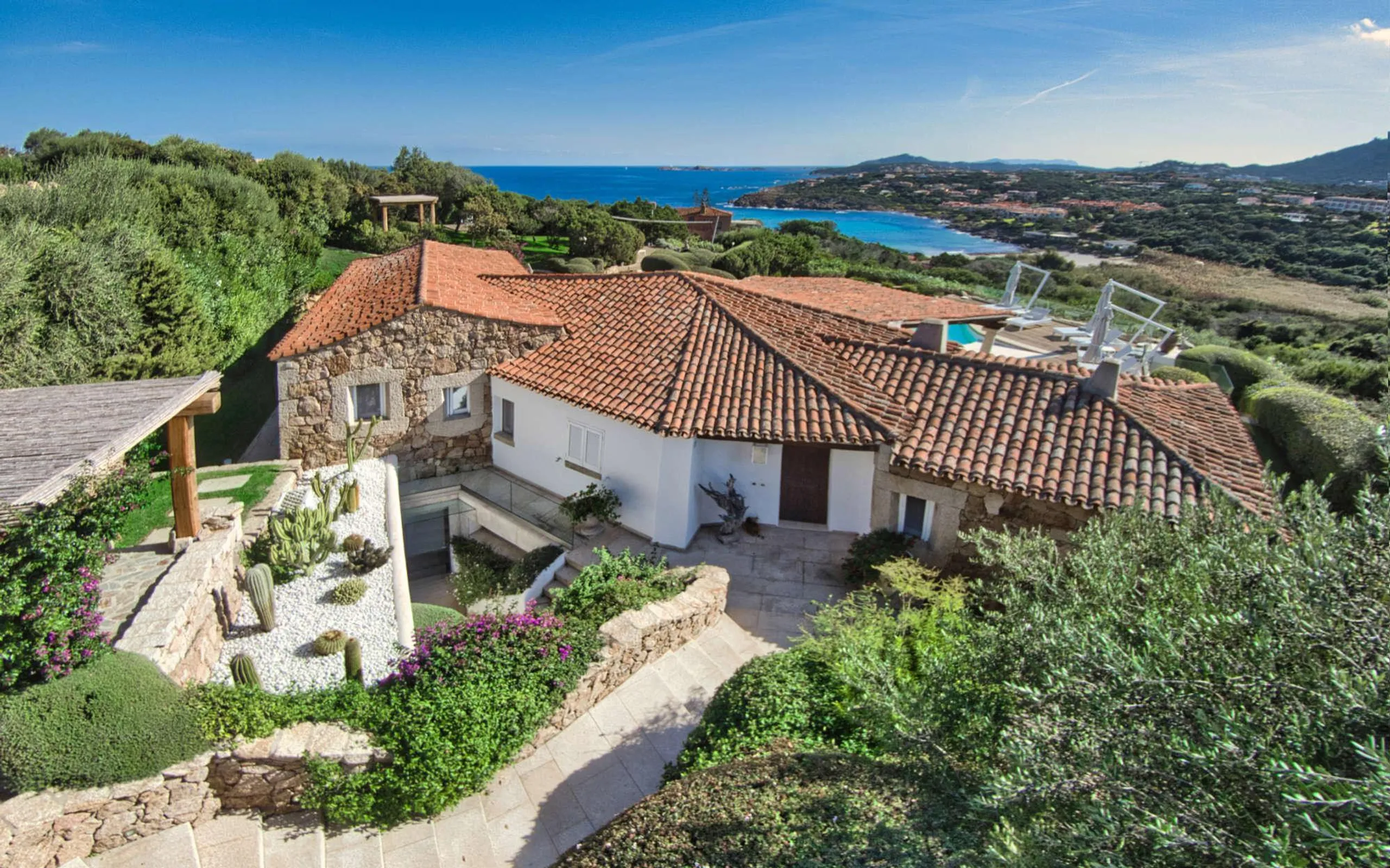 Unveiling tranquility in a Five-Bedroom Haven with Poolside Bliss. — photograph 9