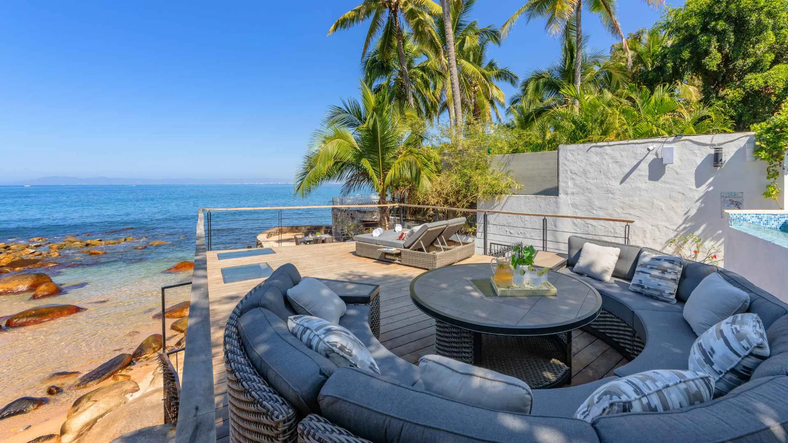 Exquisite 11-Bedroom Villa Along the South Shore with Private Pool and Ocean Views — photograph 8