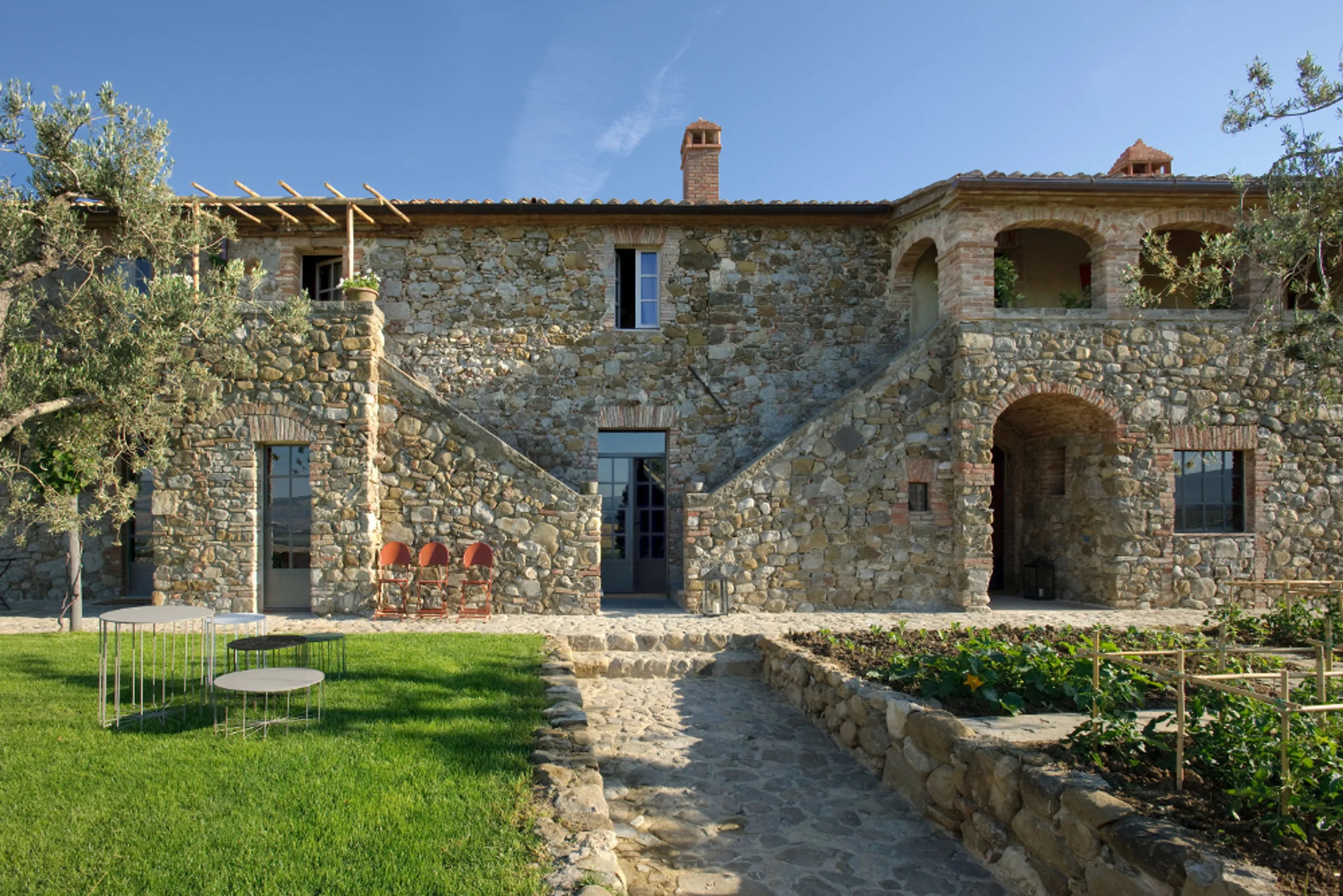 Abundant Countryside Estate with Heated Pool and Jacuzzi — photograph 4