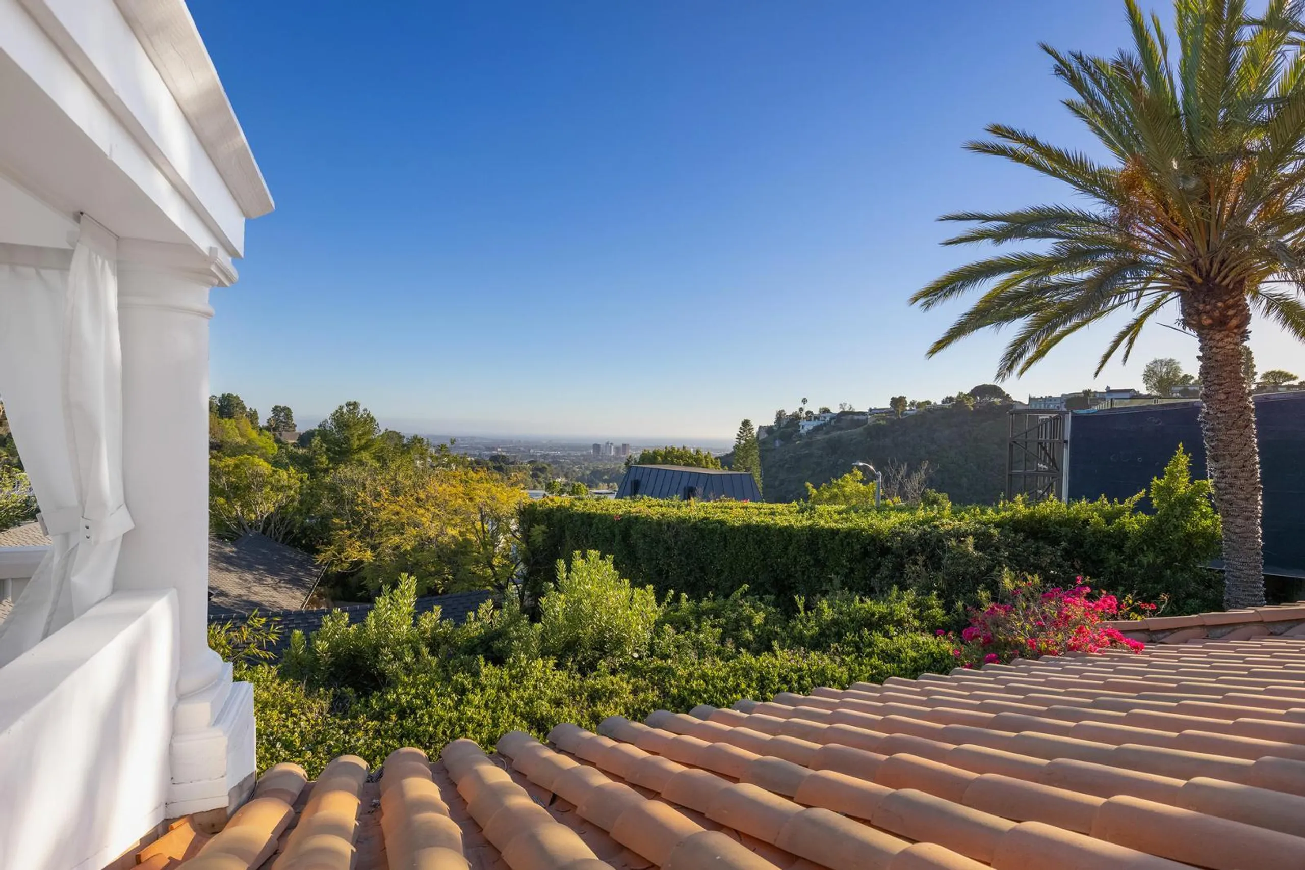 Bel Air Classic Luxury Estate with Private Pool and Stunning Views — photograph 10