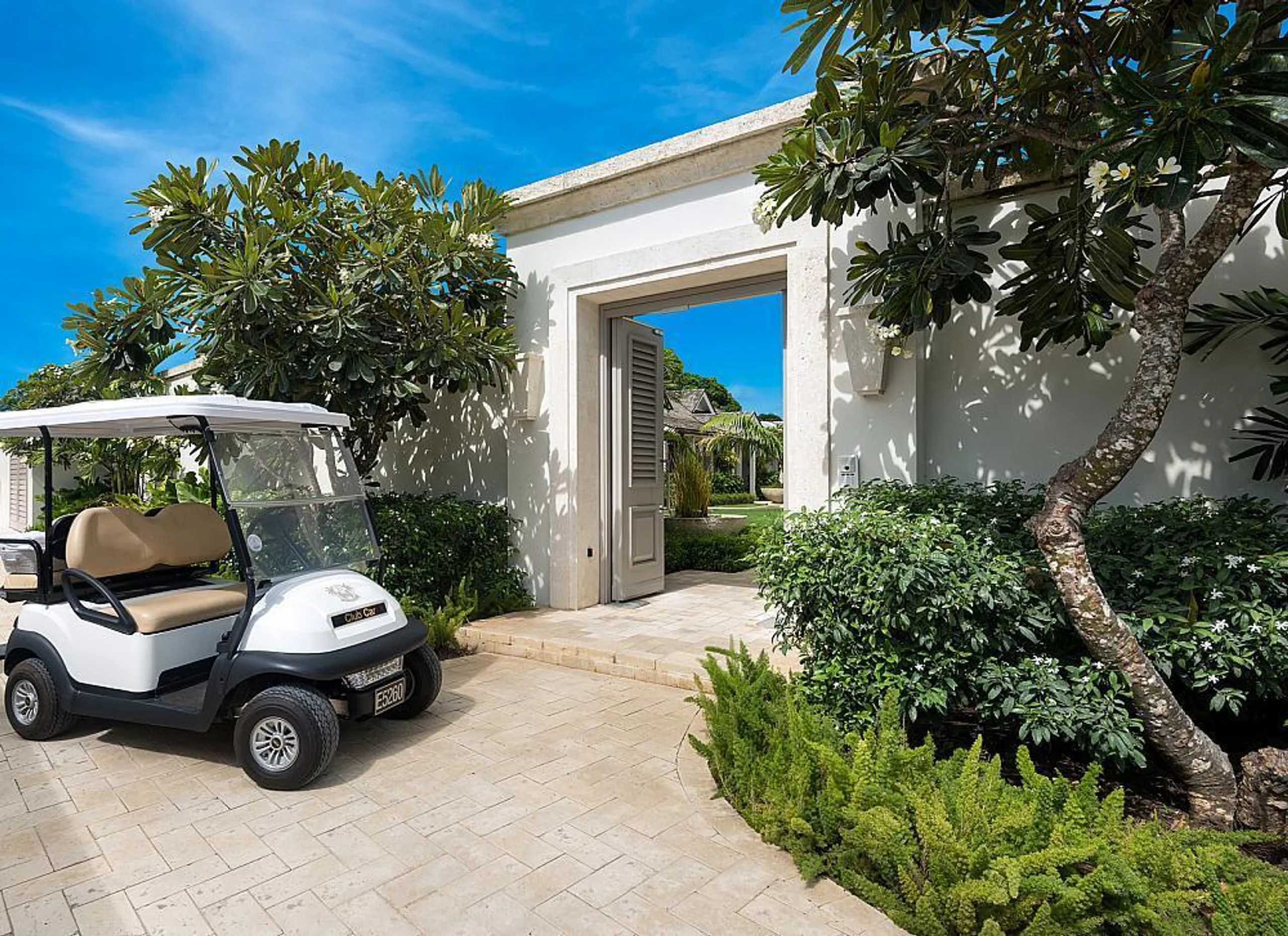 Barbados Impeccably Designed Beachfront Villa with Tropical Gardens and Infinity Pool — photograph 8
