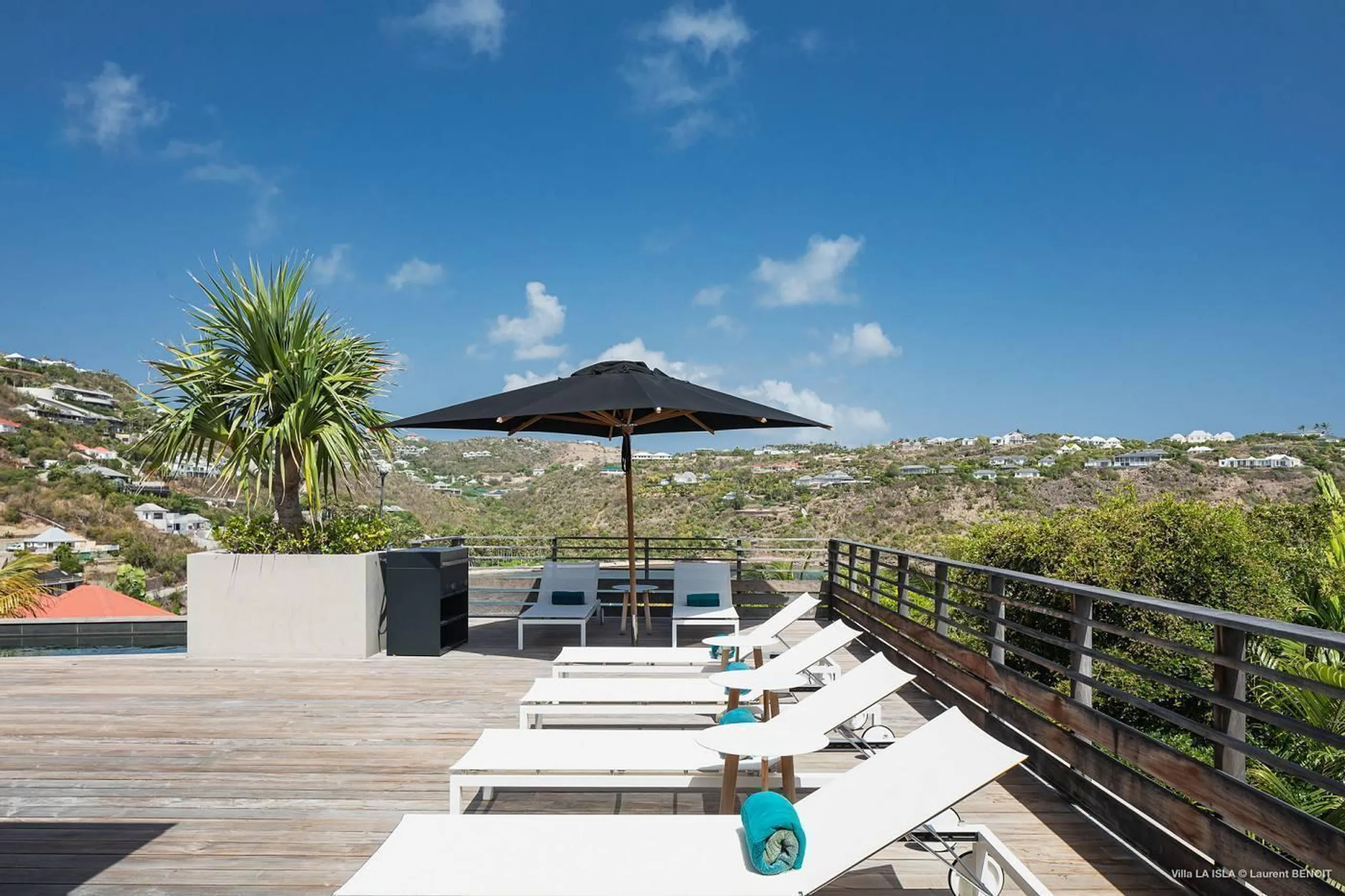 Majestic Luxury Villa with Private Pool and Garden Lounge — photograph 2