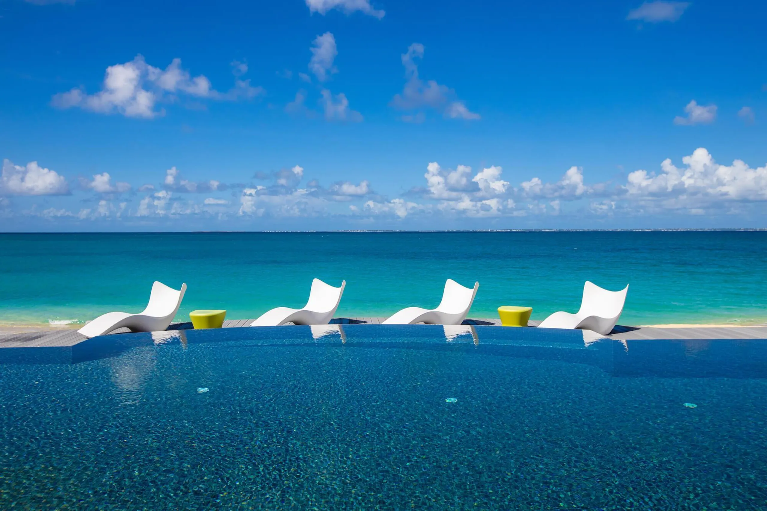 Exclusive Modern Contemporary Beachfront Estate with Infinity Pool — photograph 7