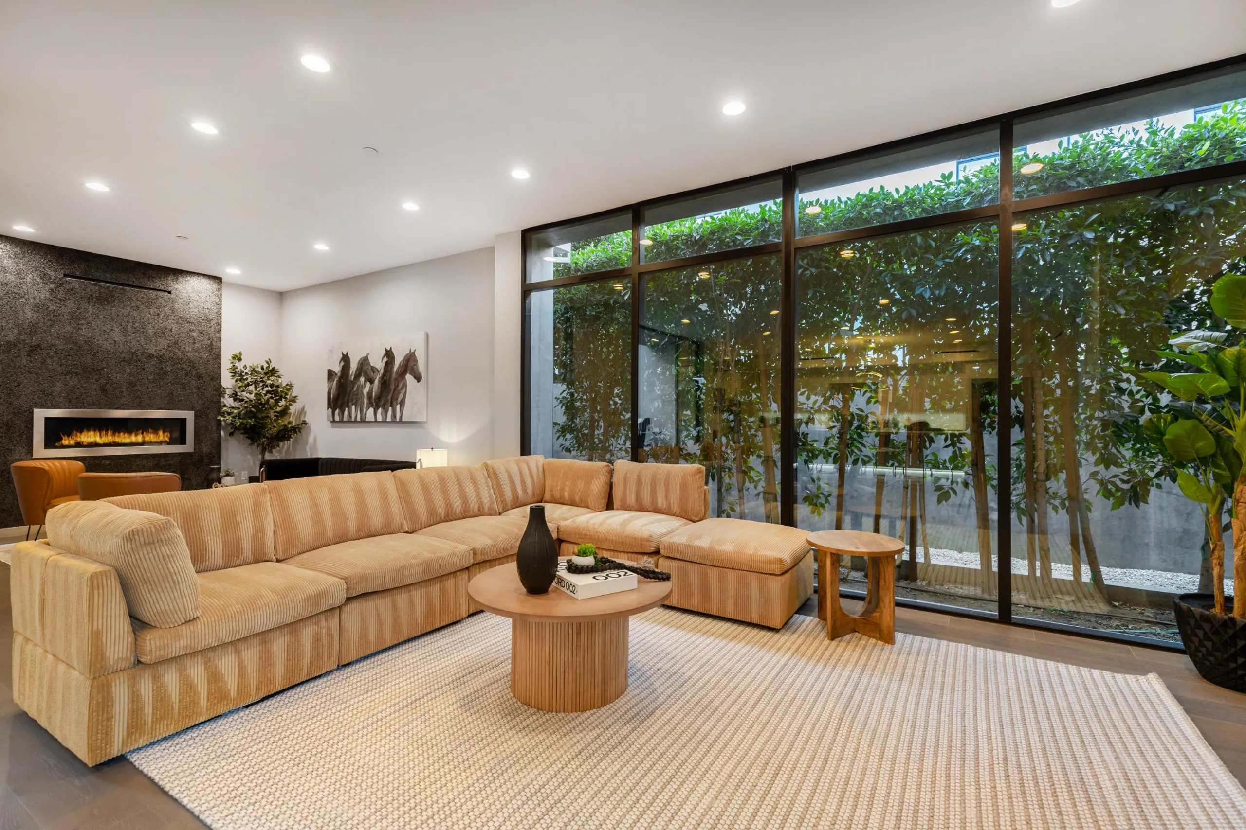 Modern Luxury Canyon Estate with Private Pool — photograph 9