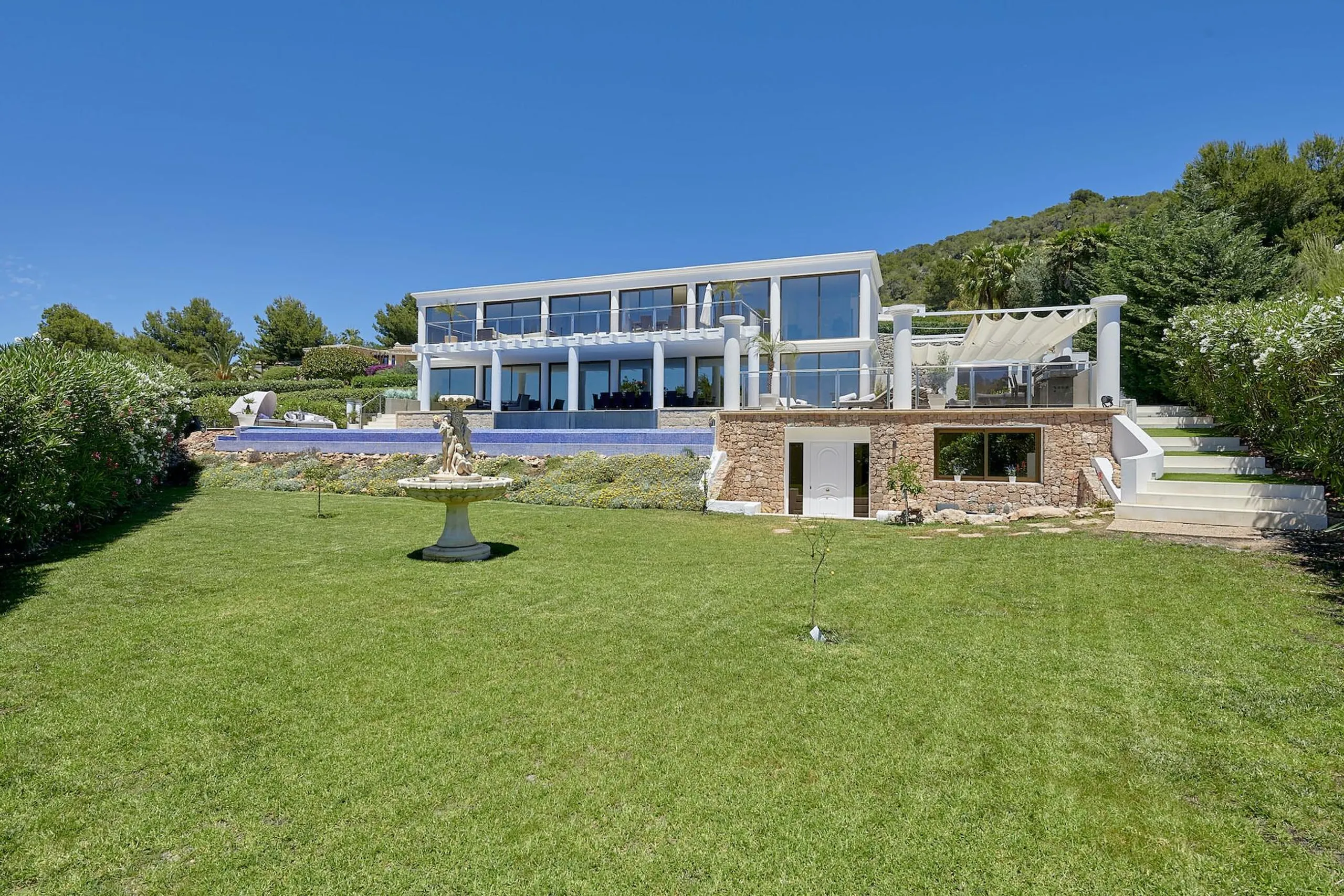 Luxurious Ibiza Ocean Estate with Private Pool and Outdoor Entertainment Area — photograph 2