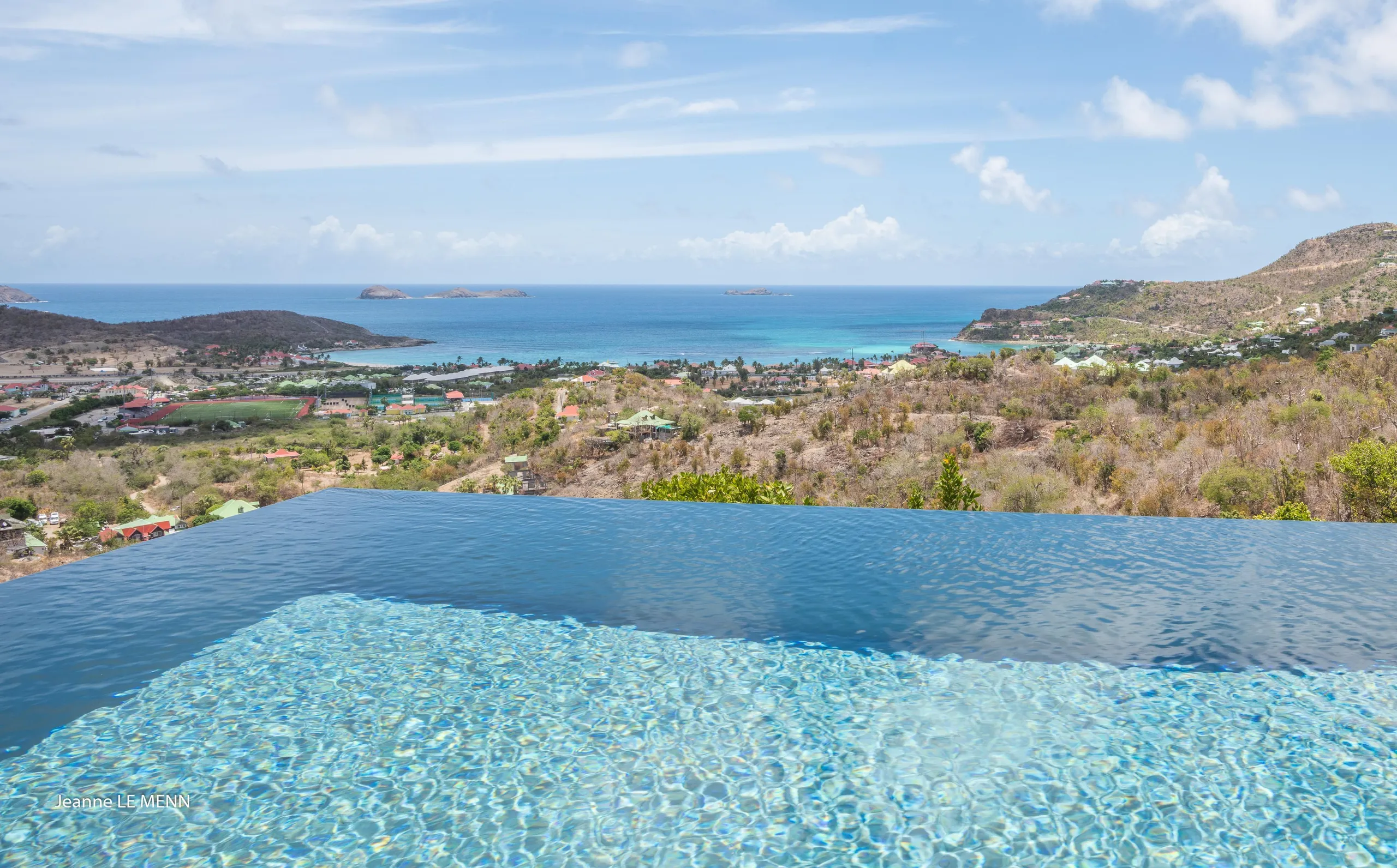 Invigorating Seaview Villa with Infinity Pool and Fitness Room — photograph 3