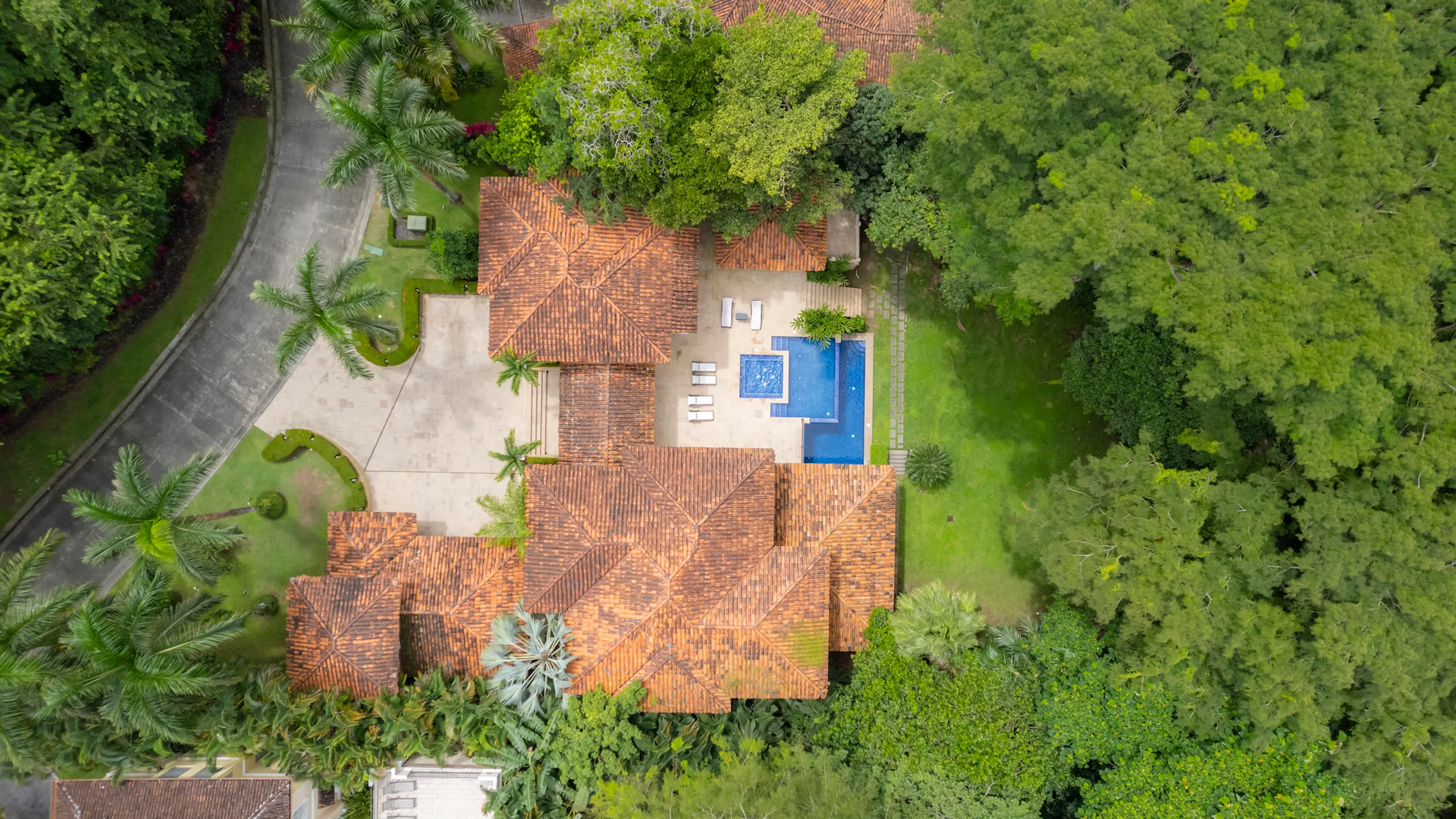 Federico Castro–Designed Villa in Los Sueños with Pool, Theater & Golf Views — photograph 5