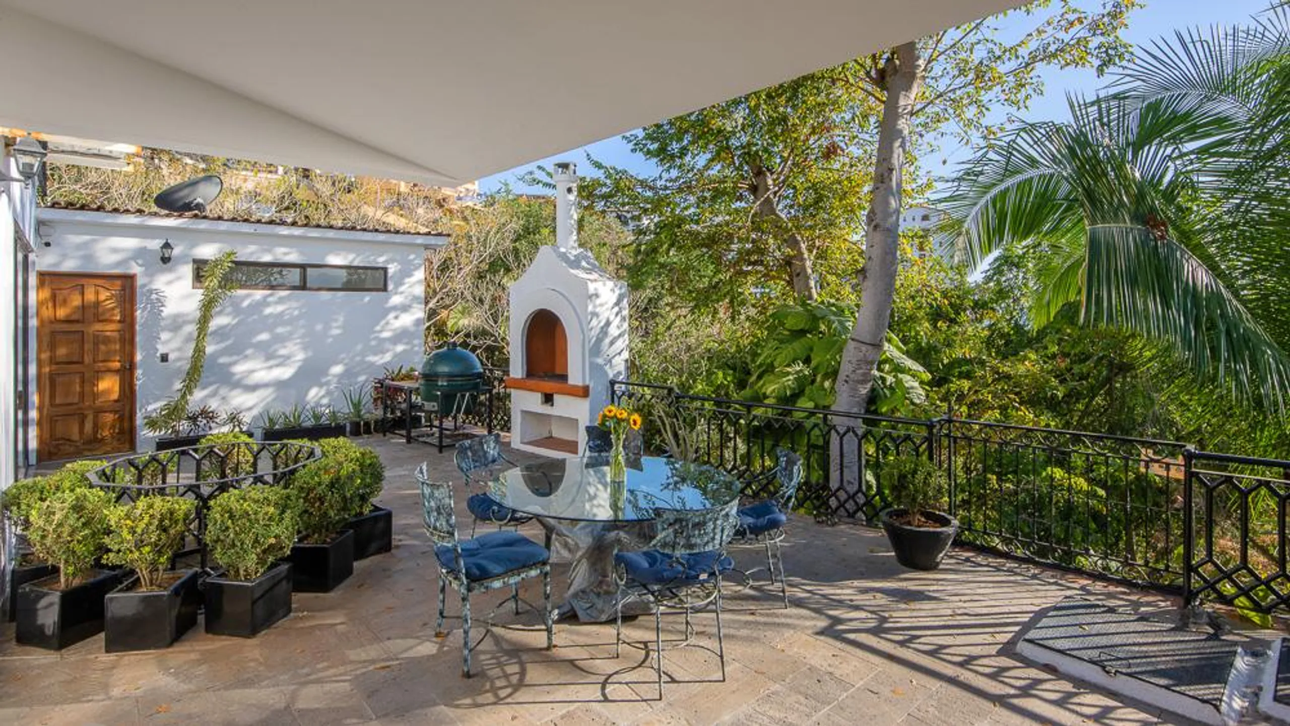 Mid-Century Modern Villa with Pool and Ocean Views — photograph 8