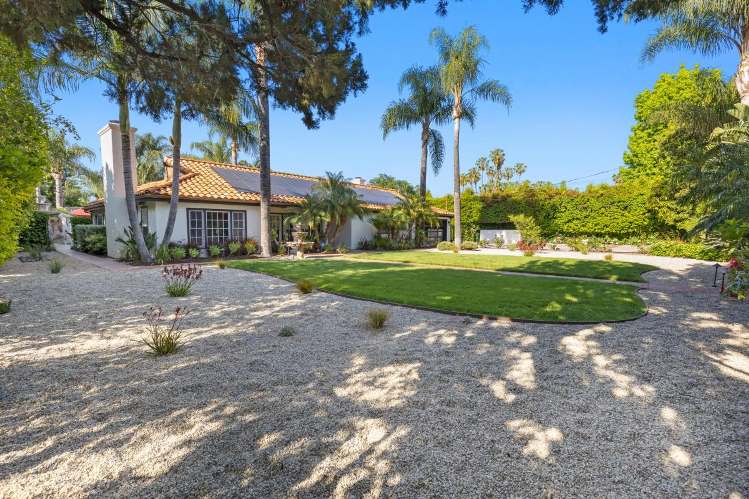Regal Resort-Style Estate with Tennis Court and Pool — photograph 10