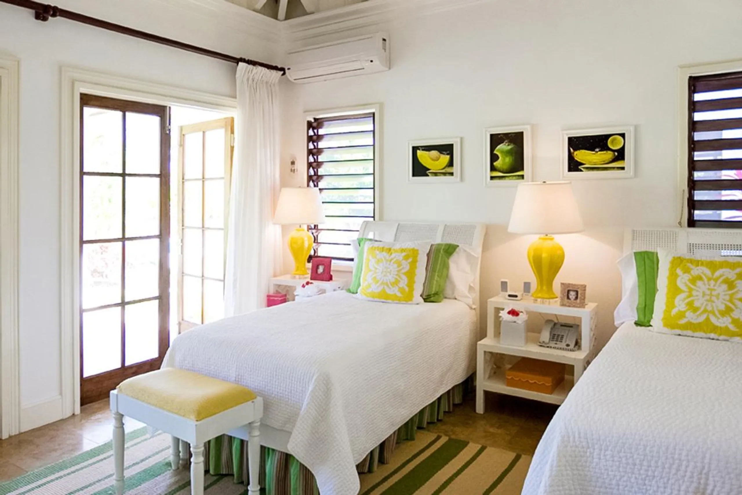 Charming Tropical Retreat in Sandy Bay with Private Pool and Lush Garden Grounds — photograph 10