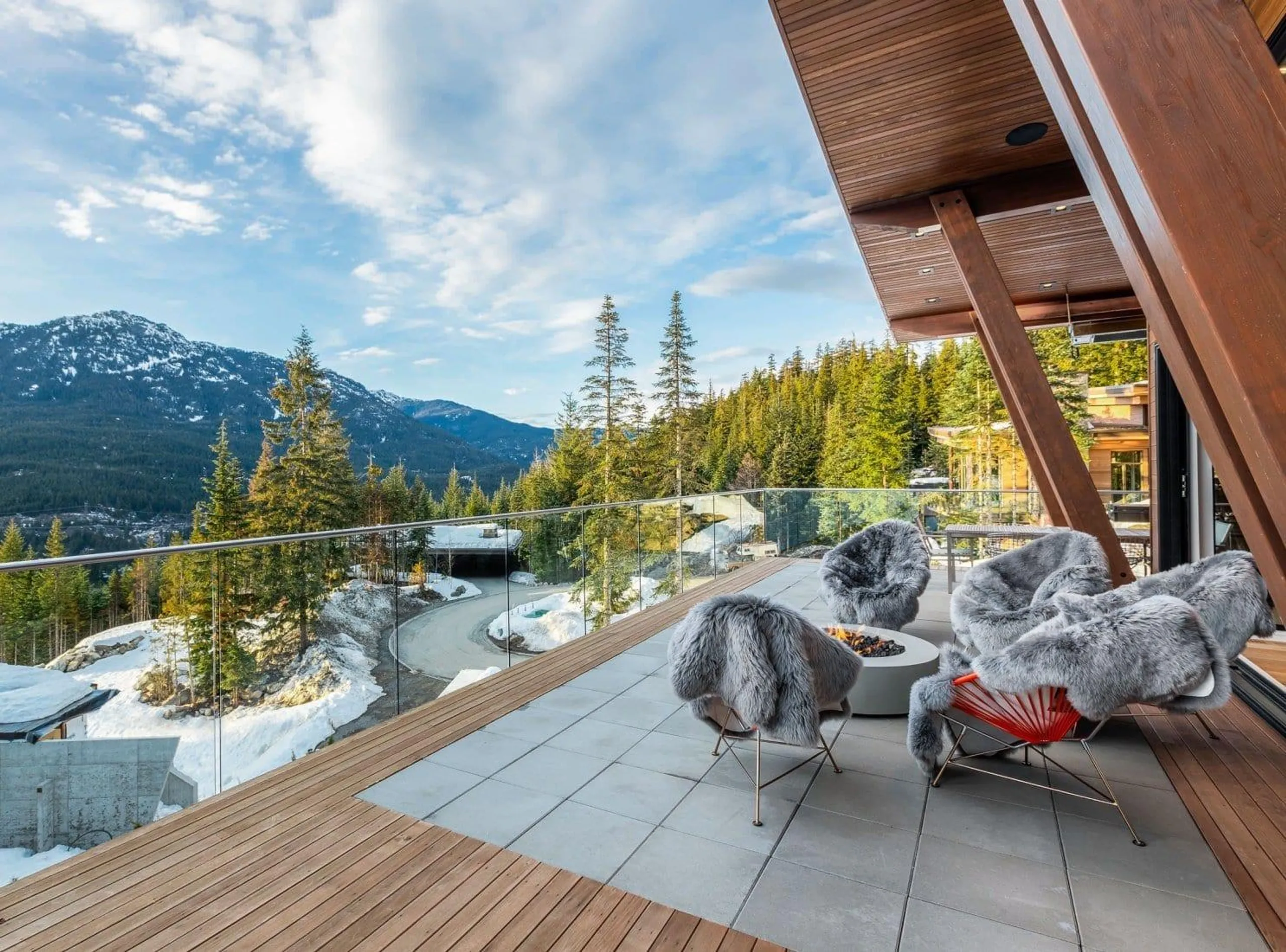Lavish Haven with Majestic Mountain Views and Deluxe Poolside Retreat VILLAWAY® — photograph 2
