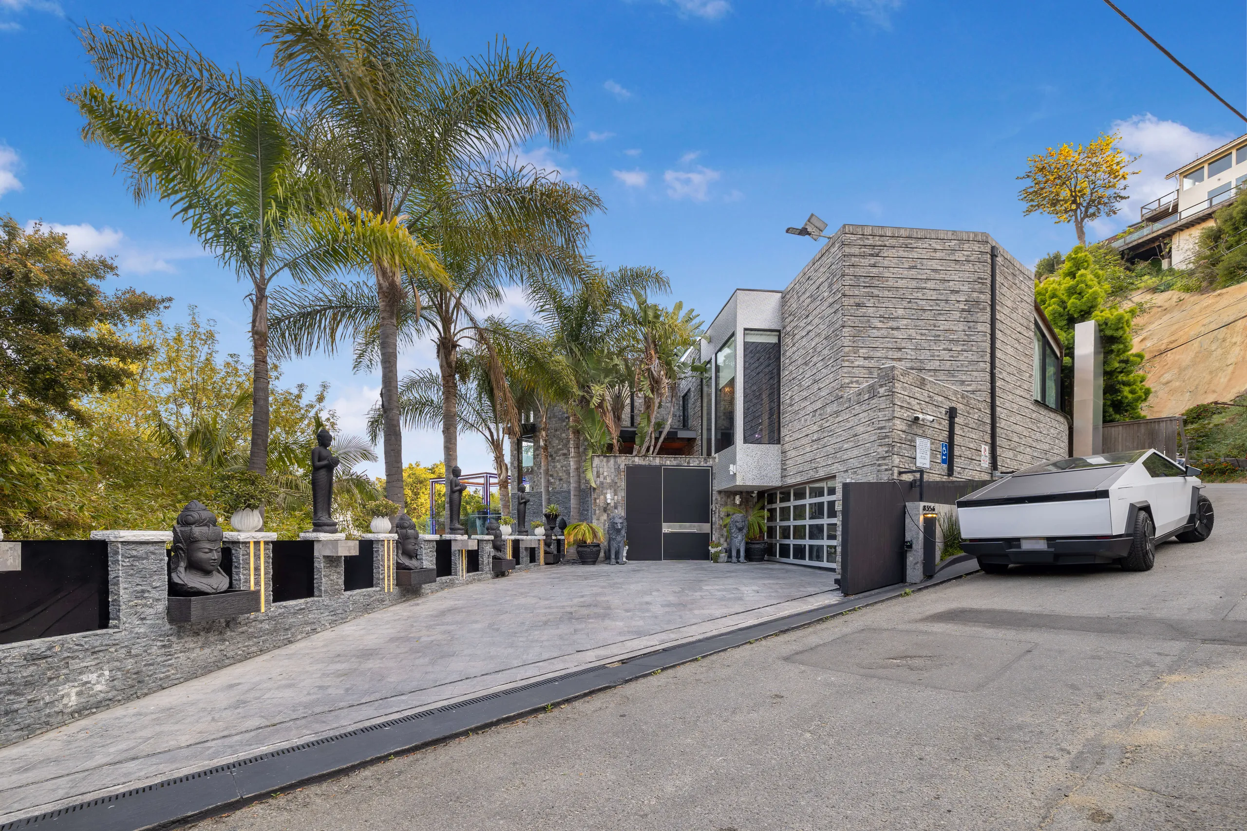 Exclusive Los Angeles Villa with Pool, Rooftop & Designer Touches — photograph 8