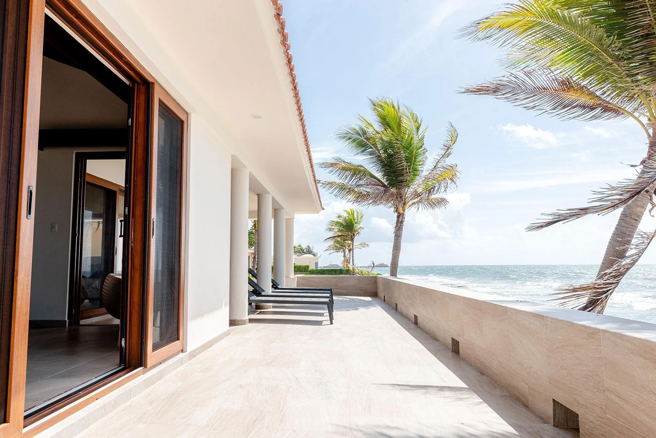 Luxury Beach Front Villa with Private Plunge Pool and Magnificent Ocean Views — photograph 5