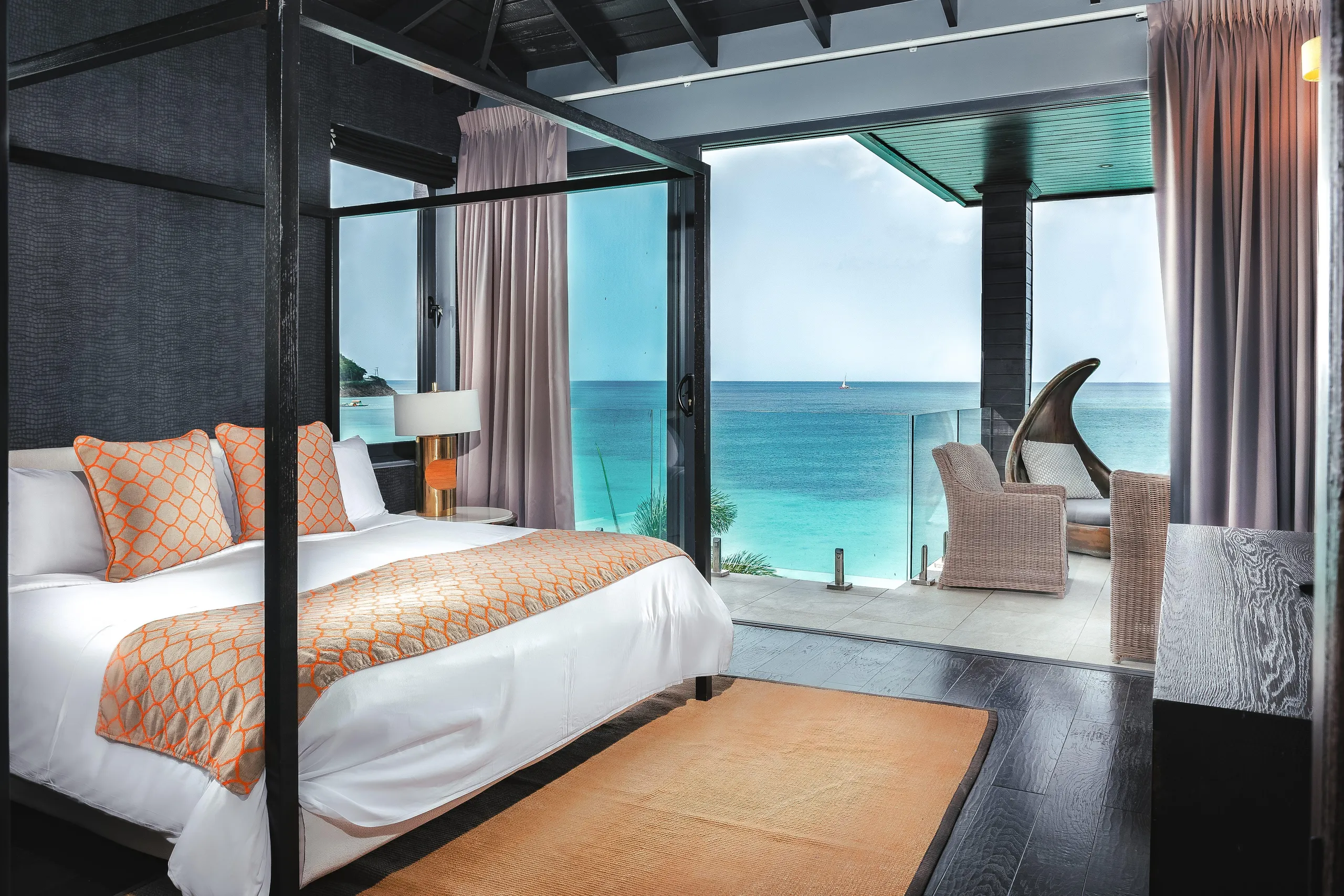 Detached Four-Bedroom Villa with Private Infinity Pool and Ocean Views — photograph 7