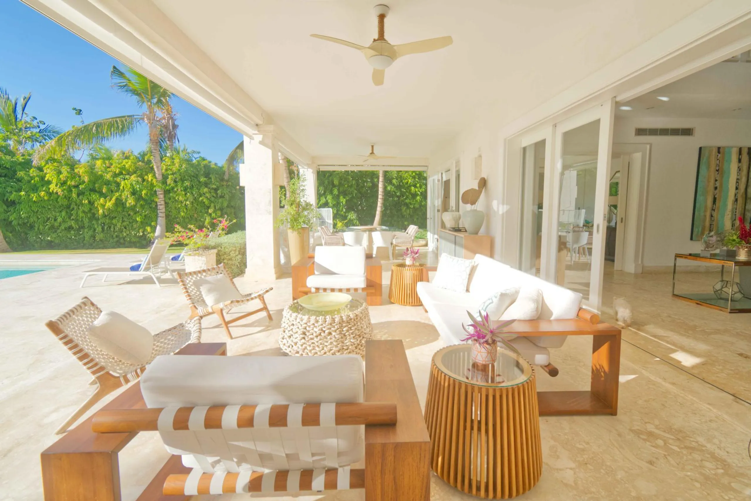 Inspiring Punta Cana Estate with Invigorating Pool and Stunning Lake Views — photograph 5