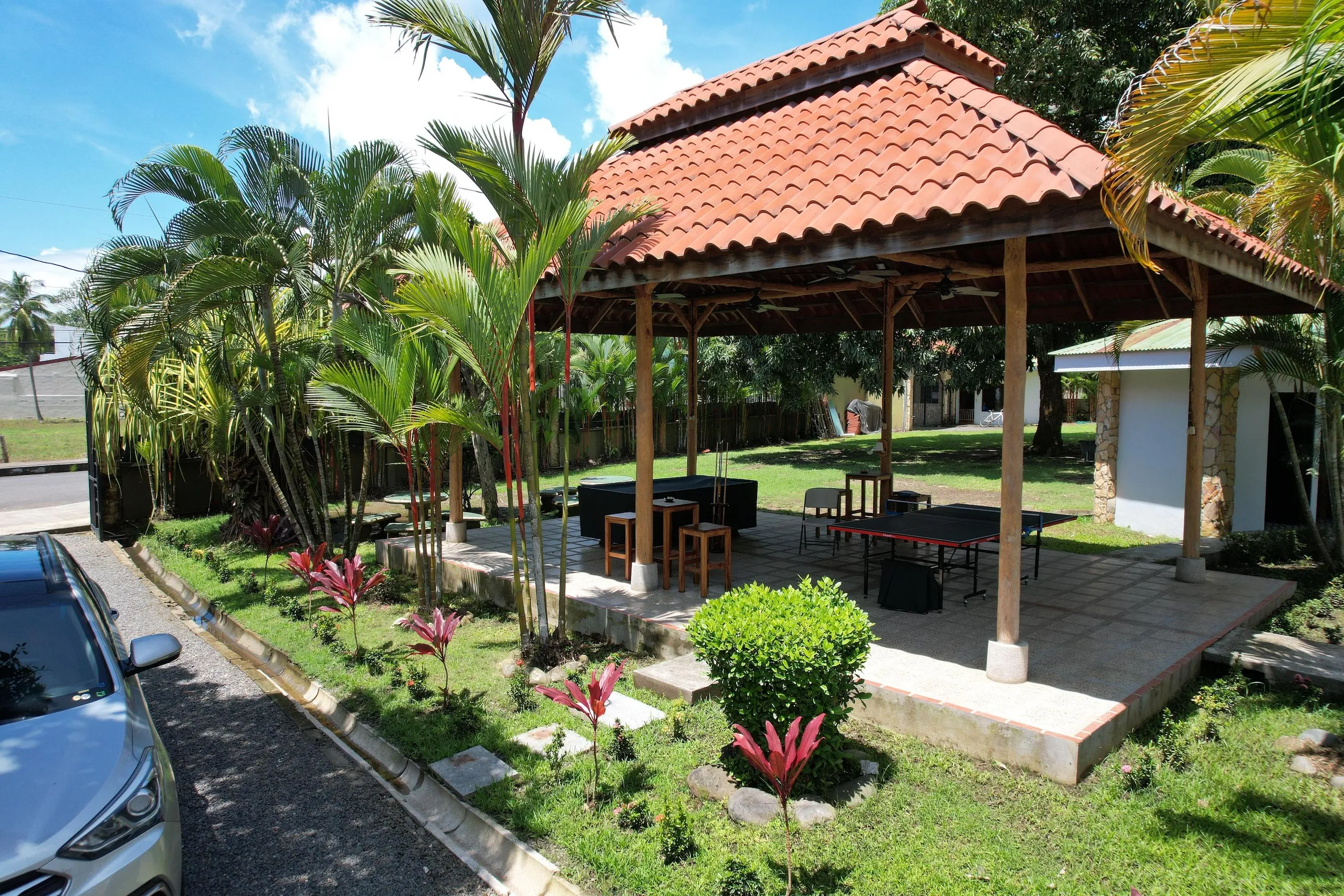 Exclusive 13-Bedroom Estate with Private Pool, Panoramic Ocean Views on Jaco Beach — photograph 3