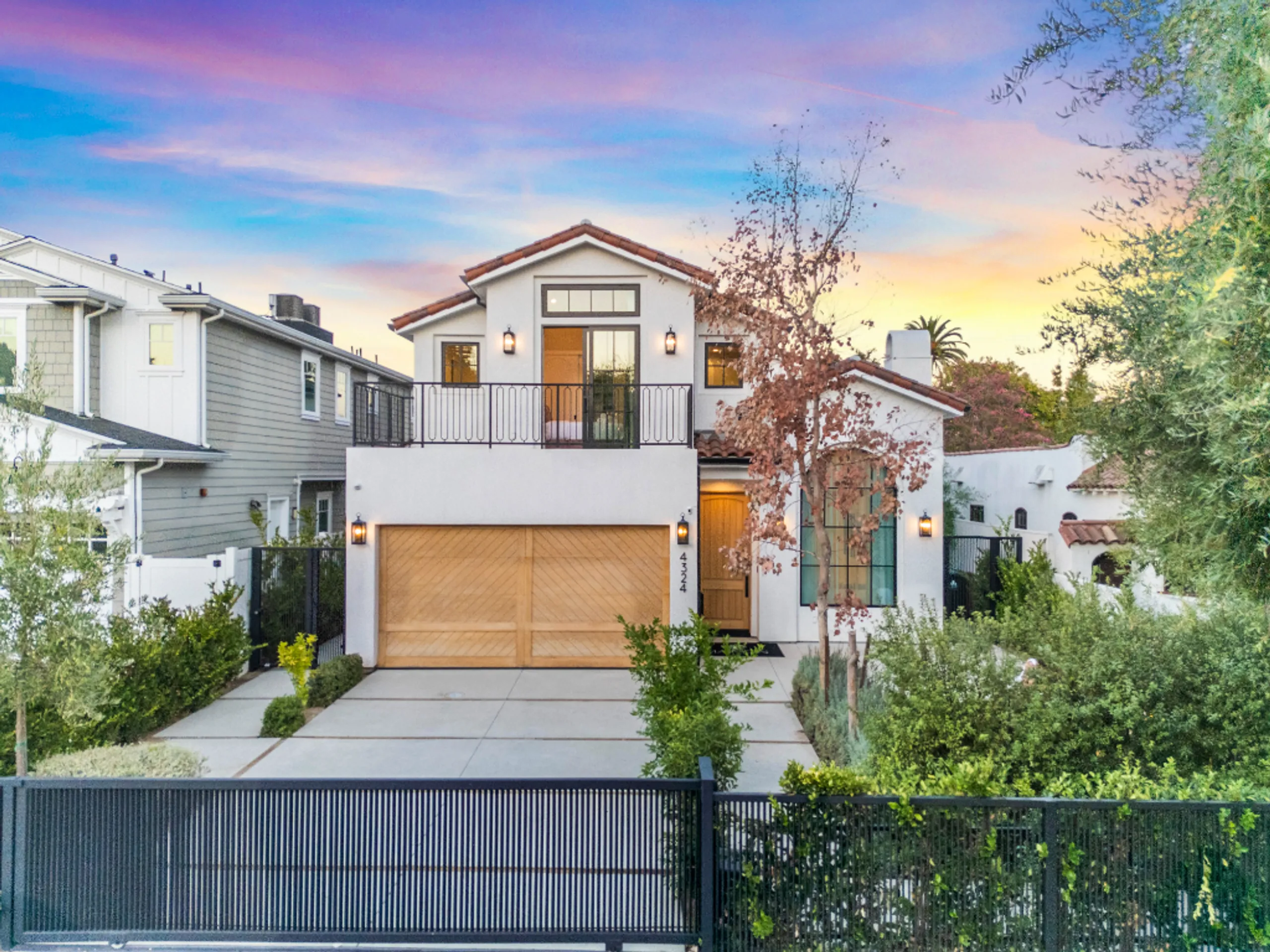 Stunning 5-Bedroom Mediterranean-Style Villa with Pool in Prime LA Location — photograph 3