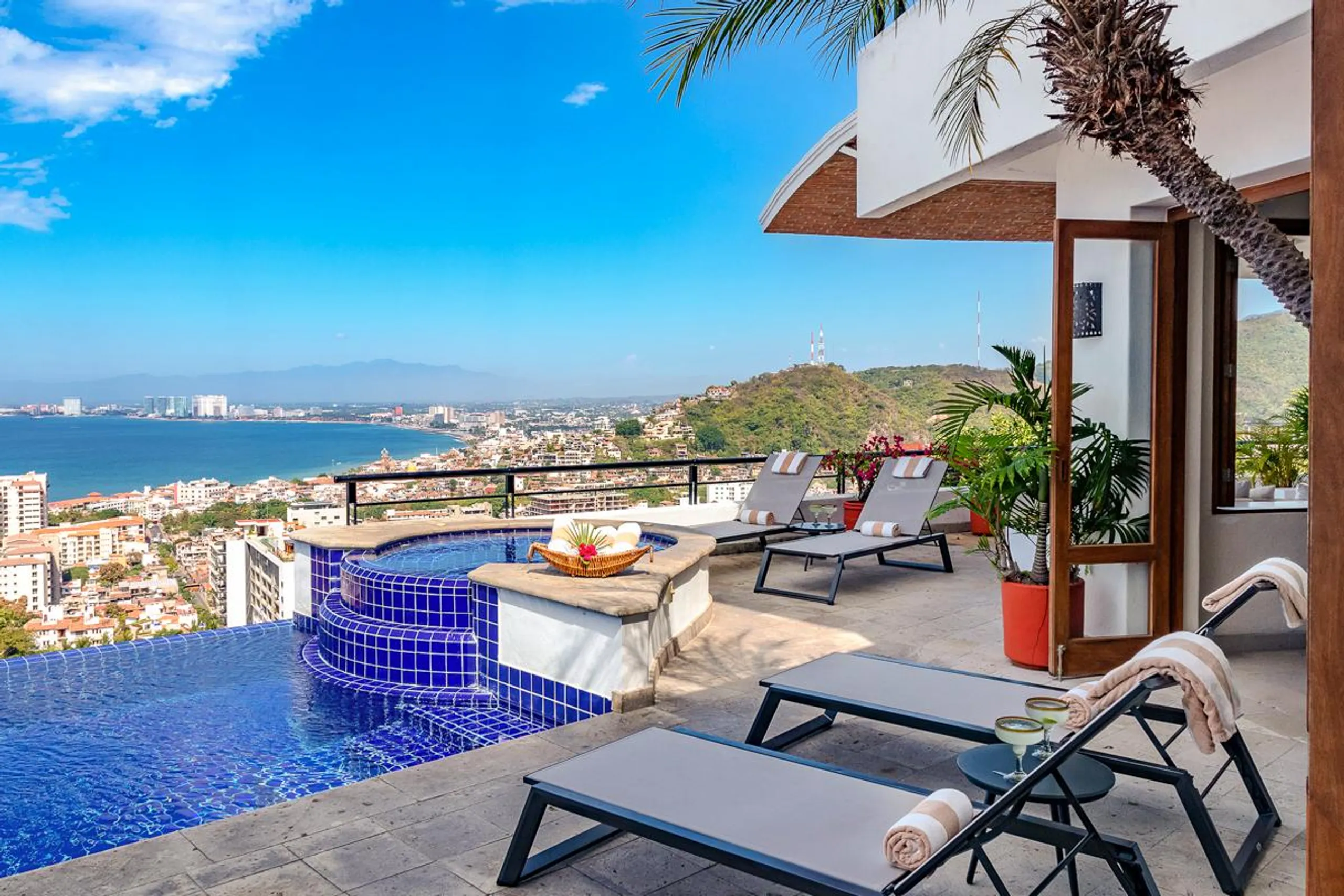 Charming Mexican Villa with Private Pool and Unobstracted Sea Views — photograph 9