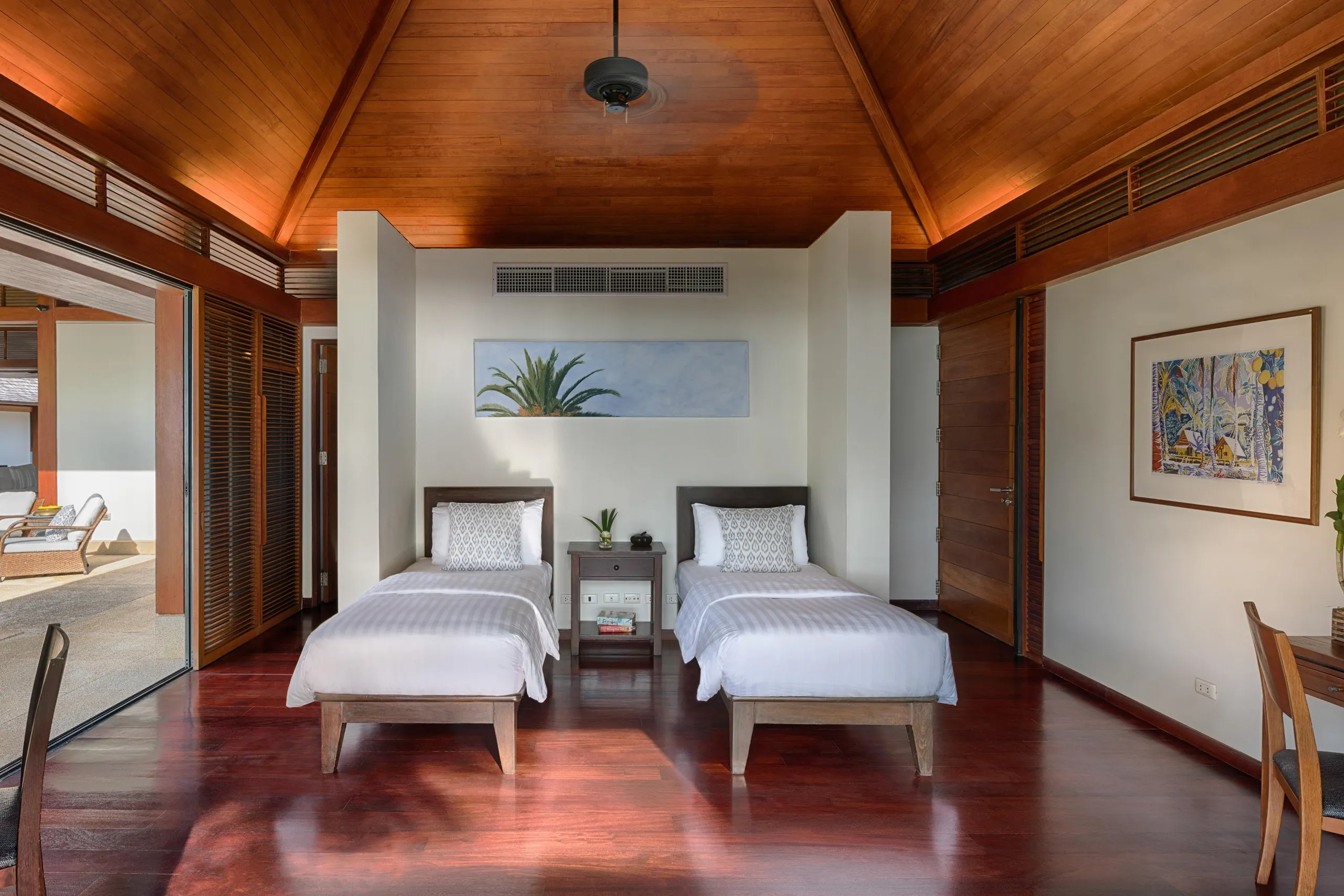 Refined 6 BR Villa with Walks to Beach — photograph 12