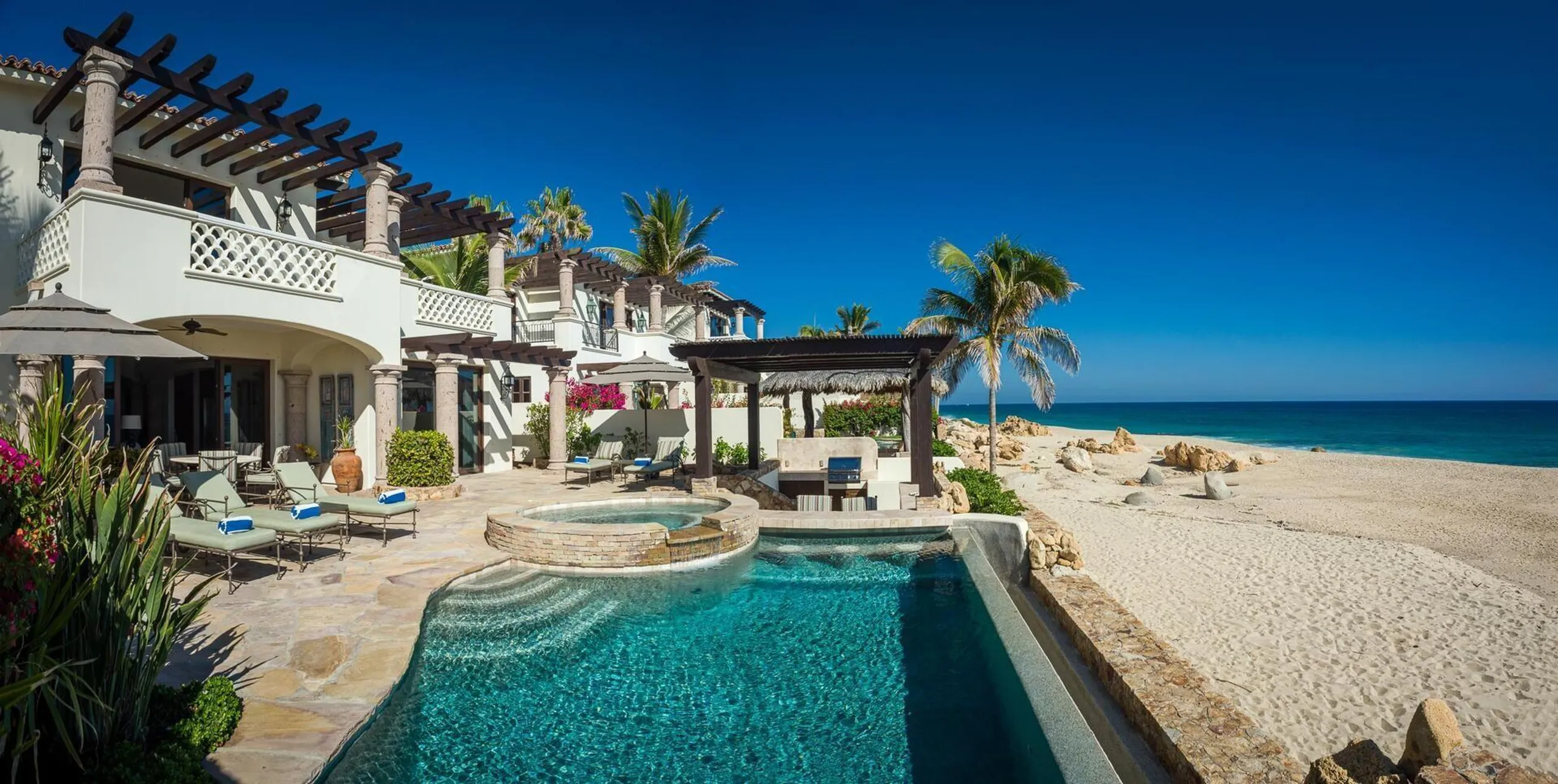 Charming El Encanto Beachfront Villa with Infinity Pool and Ocean Views, El Encanto
