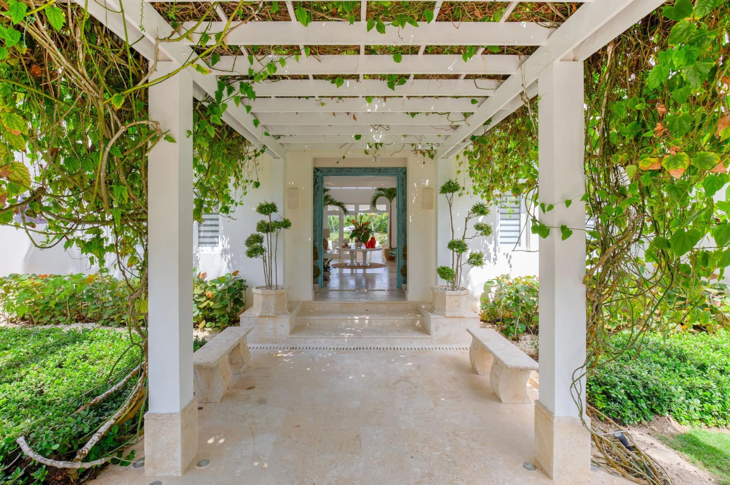 Exquisite Eight Bedroom Villa with Private Pool Overlooking Caribbean Golf Course — photograph 5