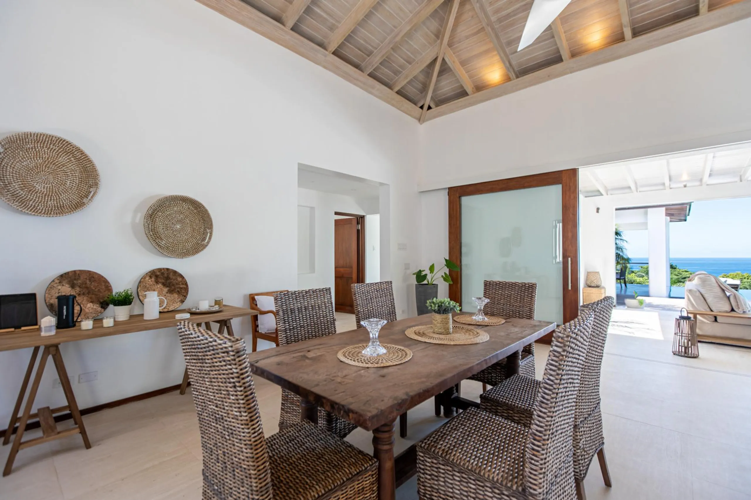 Grandiose Contemporary Villa with Private Pool and 360-Degree Panoramic Views — photograph 7