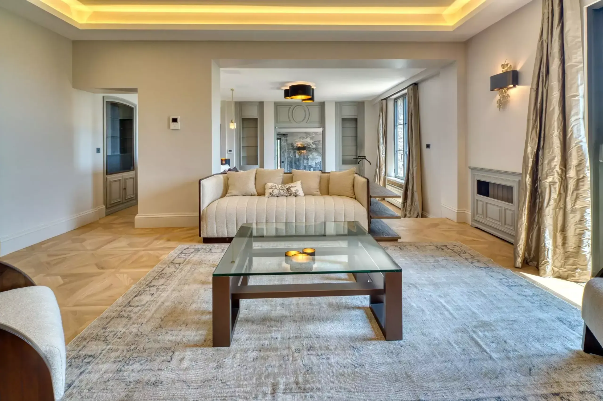Resplendent Villa with Outdoor Swimming Pool and Meticulously Landscaped Garden — photograph 7