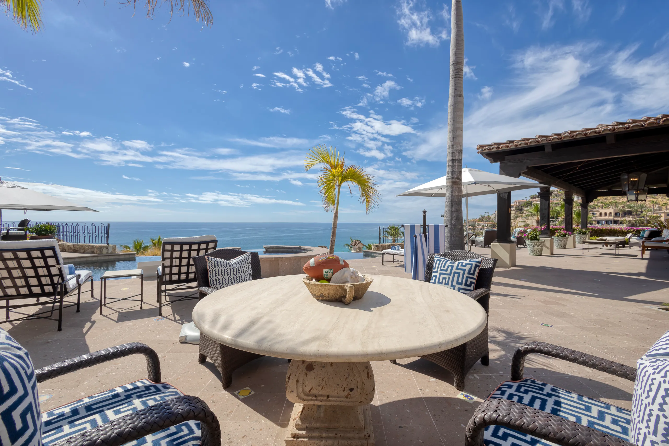 Elegantly Appointed Five Bedroom Villa with Private Infinity Pool, Jacuzzi and Panoramic Ocean Views — photograph 7