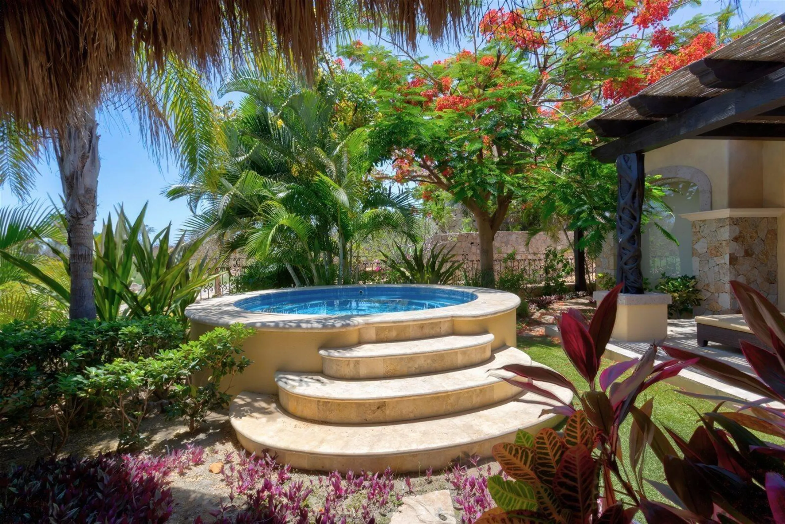 Majestic View Estate with Infinity Pool overlooking the 12th Hole Golf Course — photograph 5