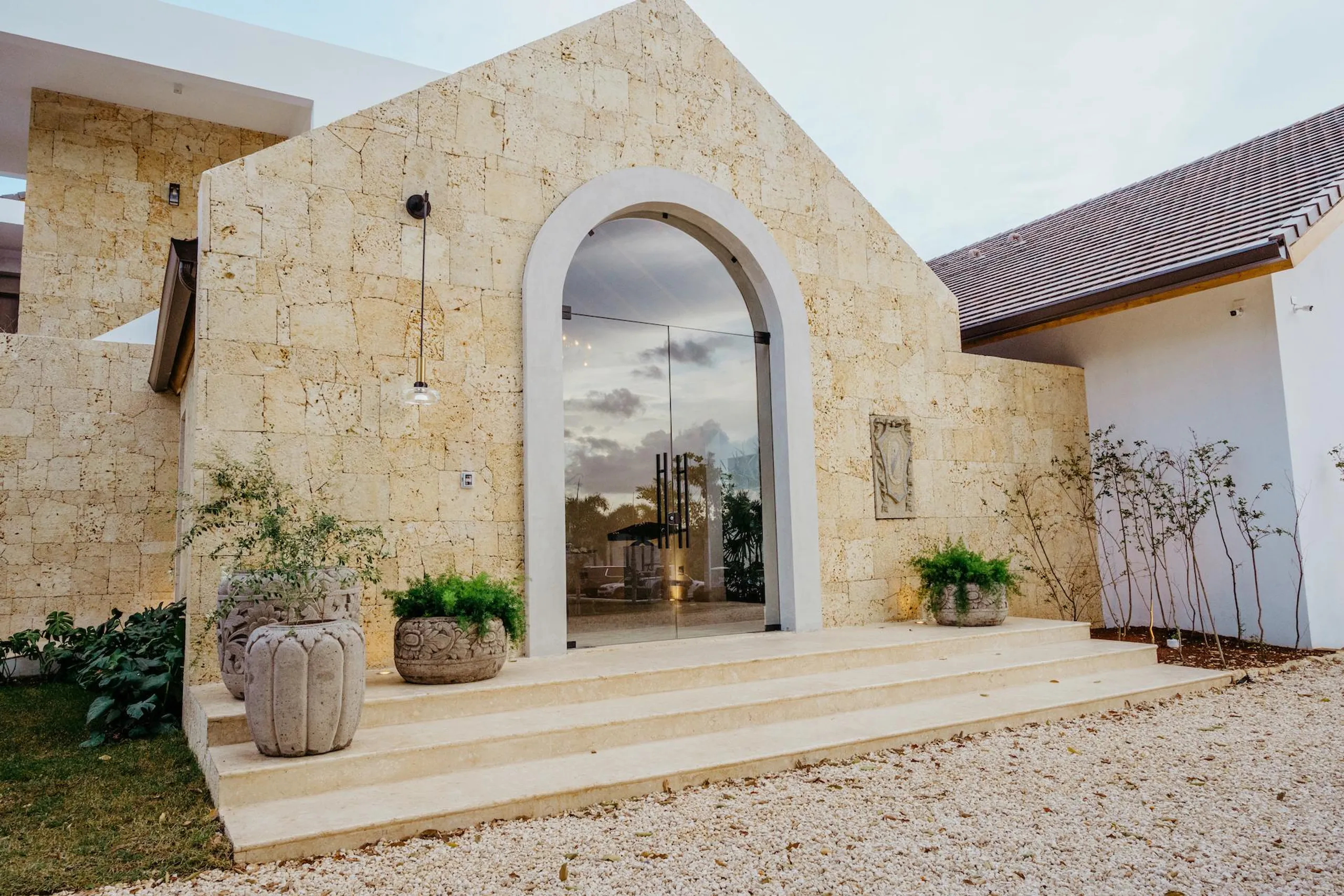 Eclectic Villa with Refreshing Breeze — photograph 5