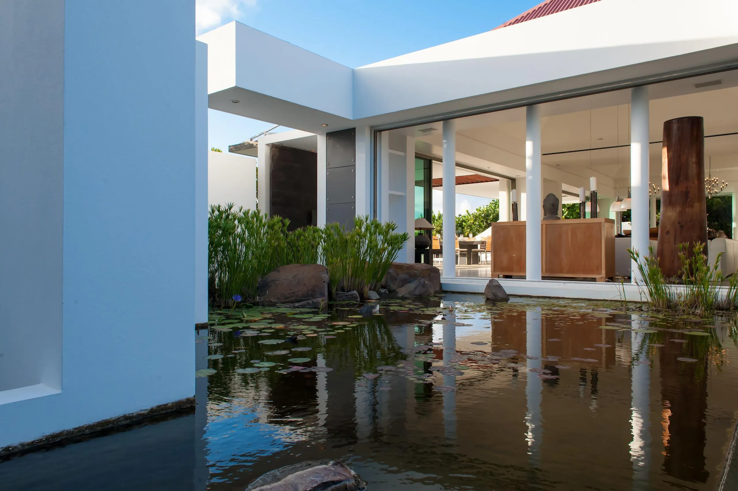 Shimmering Caribbean Villa with Infinity Pool and Ocean Views — photograph 6