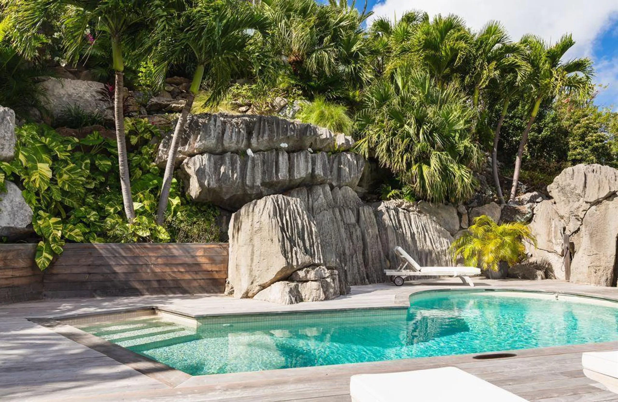 Traditional Colonial Villa with Heated Pool and Majestic Ocean Views — photograph 7