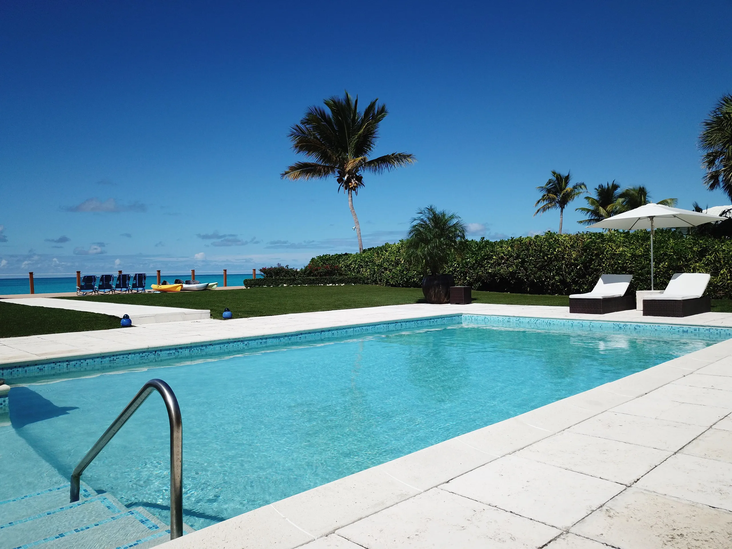 Charming Grace Bay Villa with Private Pool and Pristine Beachfront Views — photograph 12
