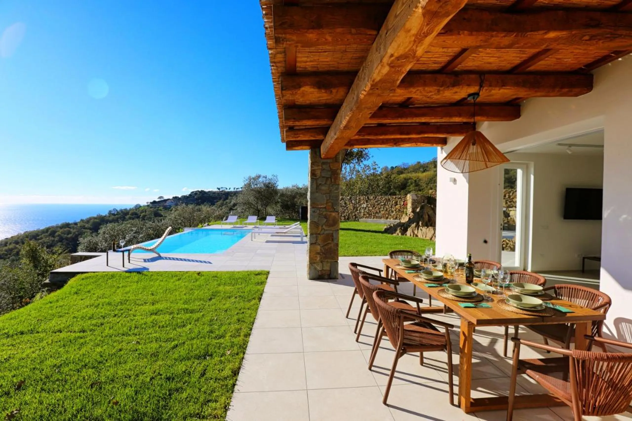 Resplendent Hillside Haven with Heated Infinity Pool and Sea Views — photograph 3