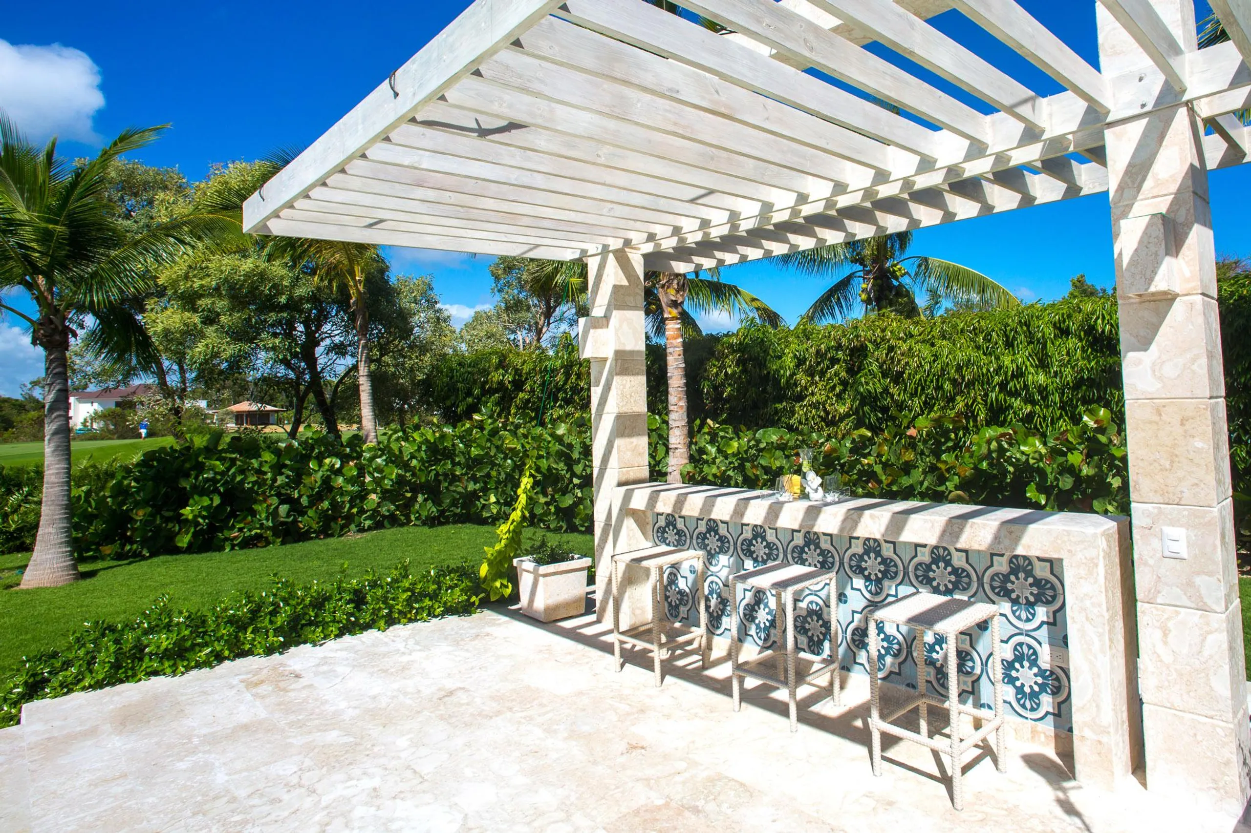Relaxing Punta Cana Villa with Private Pool, Manicured Lawns, and Resort Perks — photograph 4