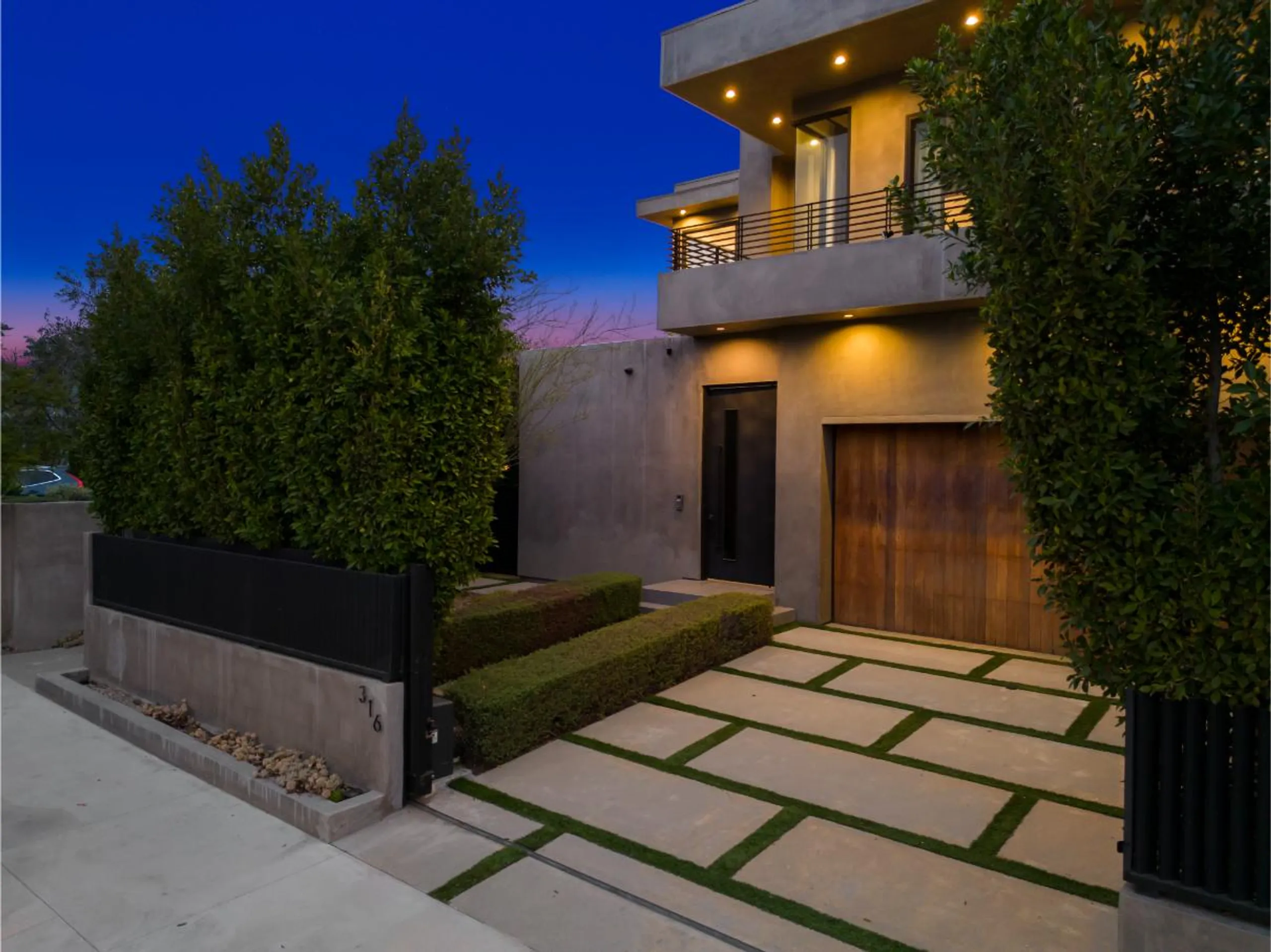 Deluxe West Hollywood Villa with Invigorating Pool — photograph 10