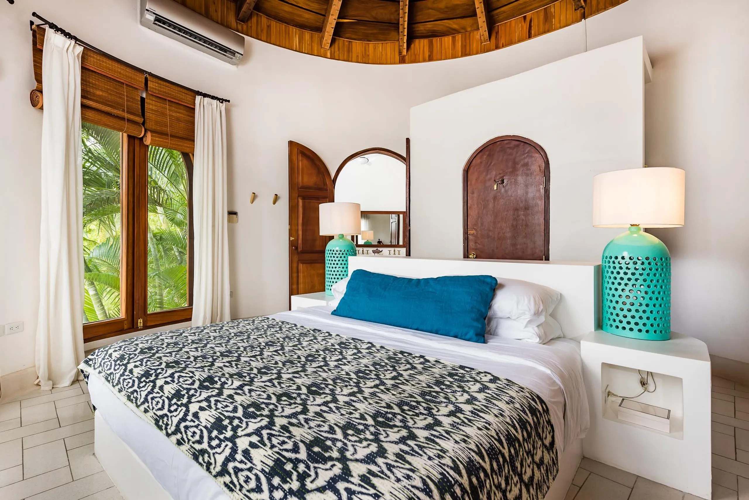 Opulent Playa Flamingo Villa with Private Pool and Sweeping Ocean Views — photograph 8