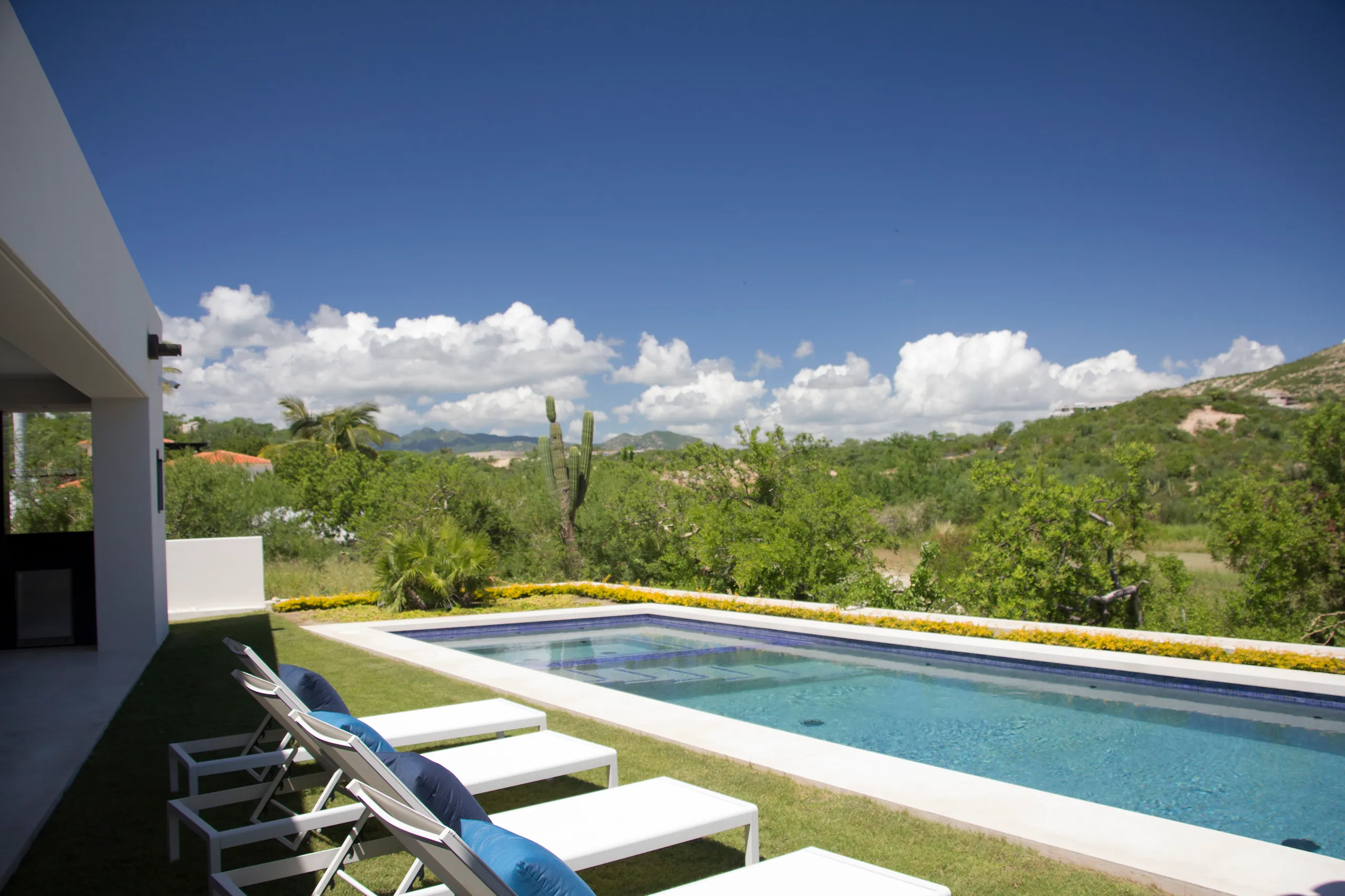 Elegant and Modern Pamilla Estate with Pool and Gorgeous Views — photograph 5