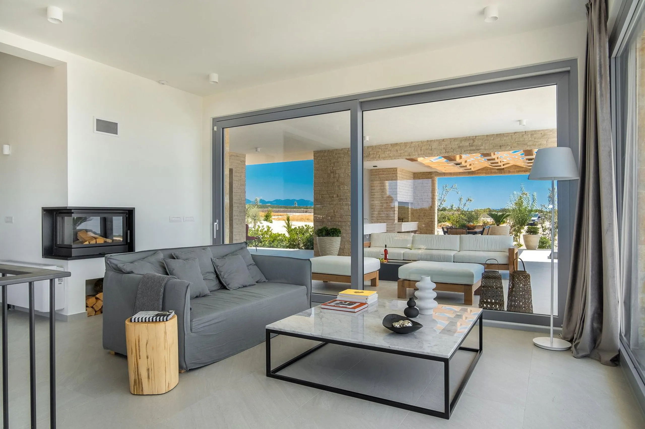 Exquisite Two-Story Villa with Infinity Pool, Jacuzzi and Spectacular Sea Views — photograph 9