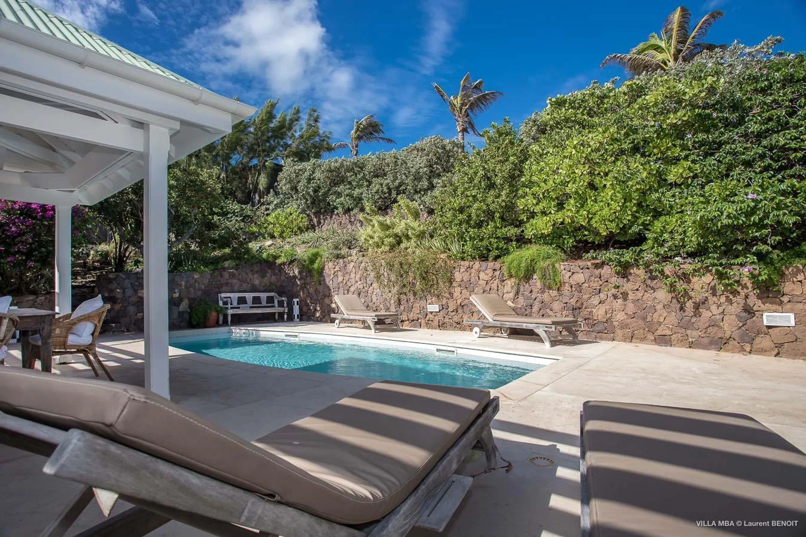 Elegant Seaside Villa with Private Pool and Walks to Beach — photograph 4
