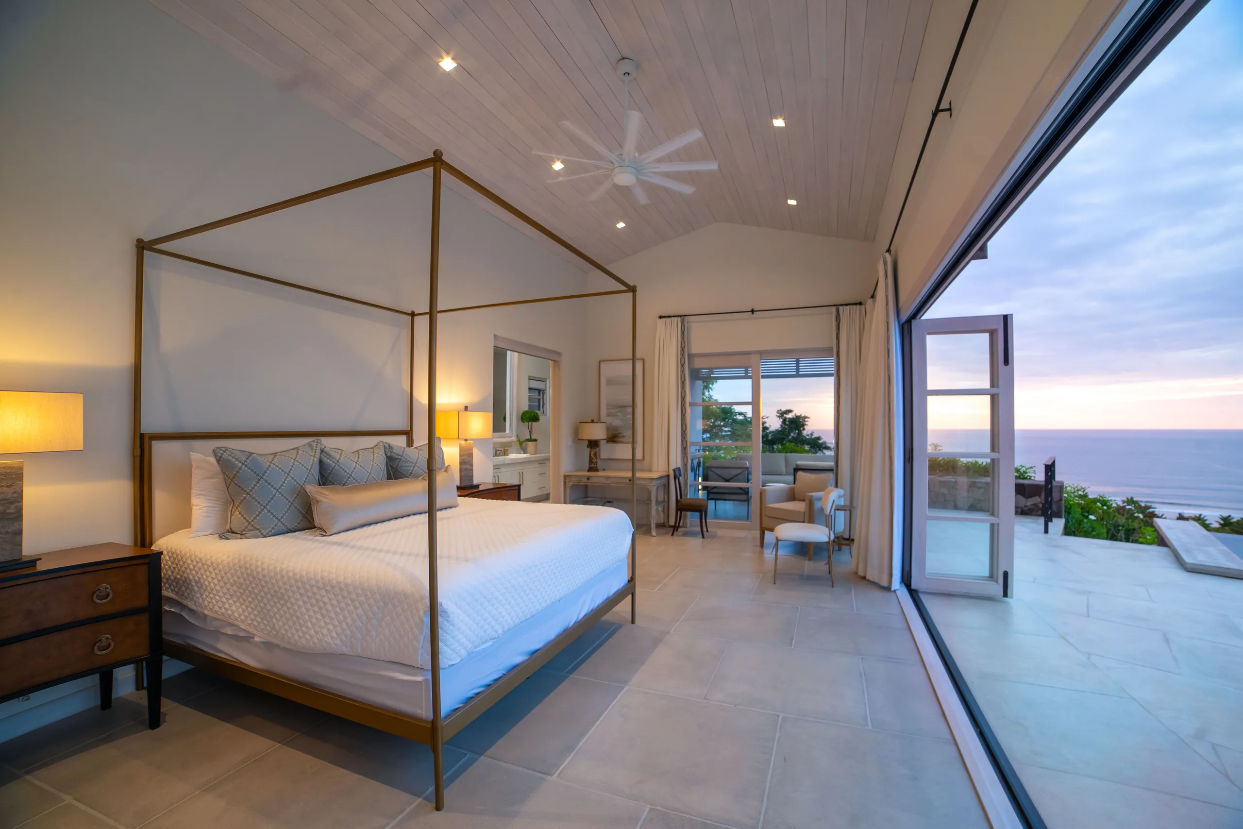 Expansive Estate with Dual Pools and Stunning Ocean Views — photograph 12