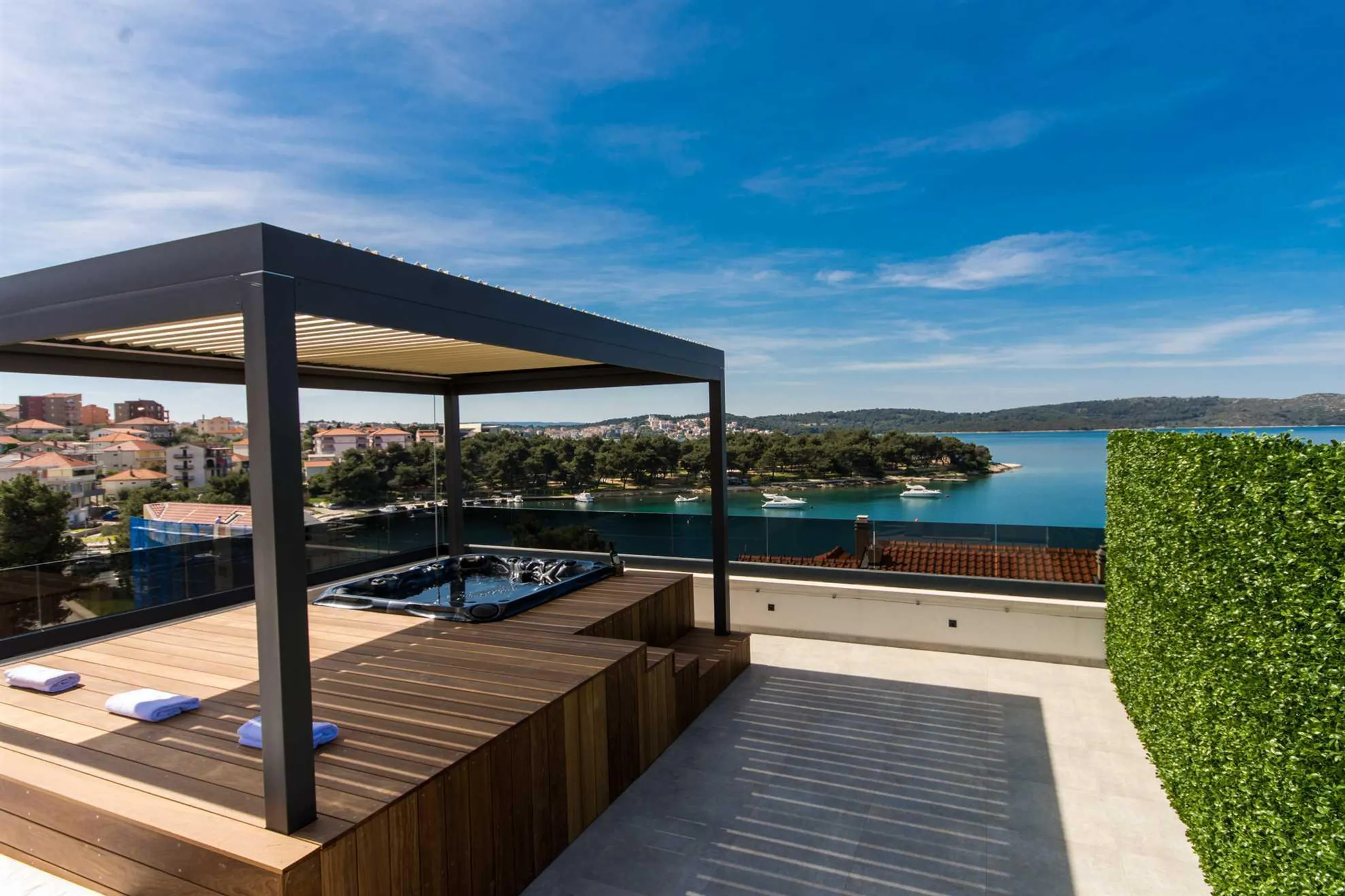 Spacious Villa with Rooftop Terrace and Jacuzzi in Trogir — photograph 2